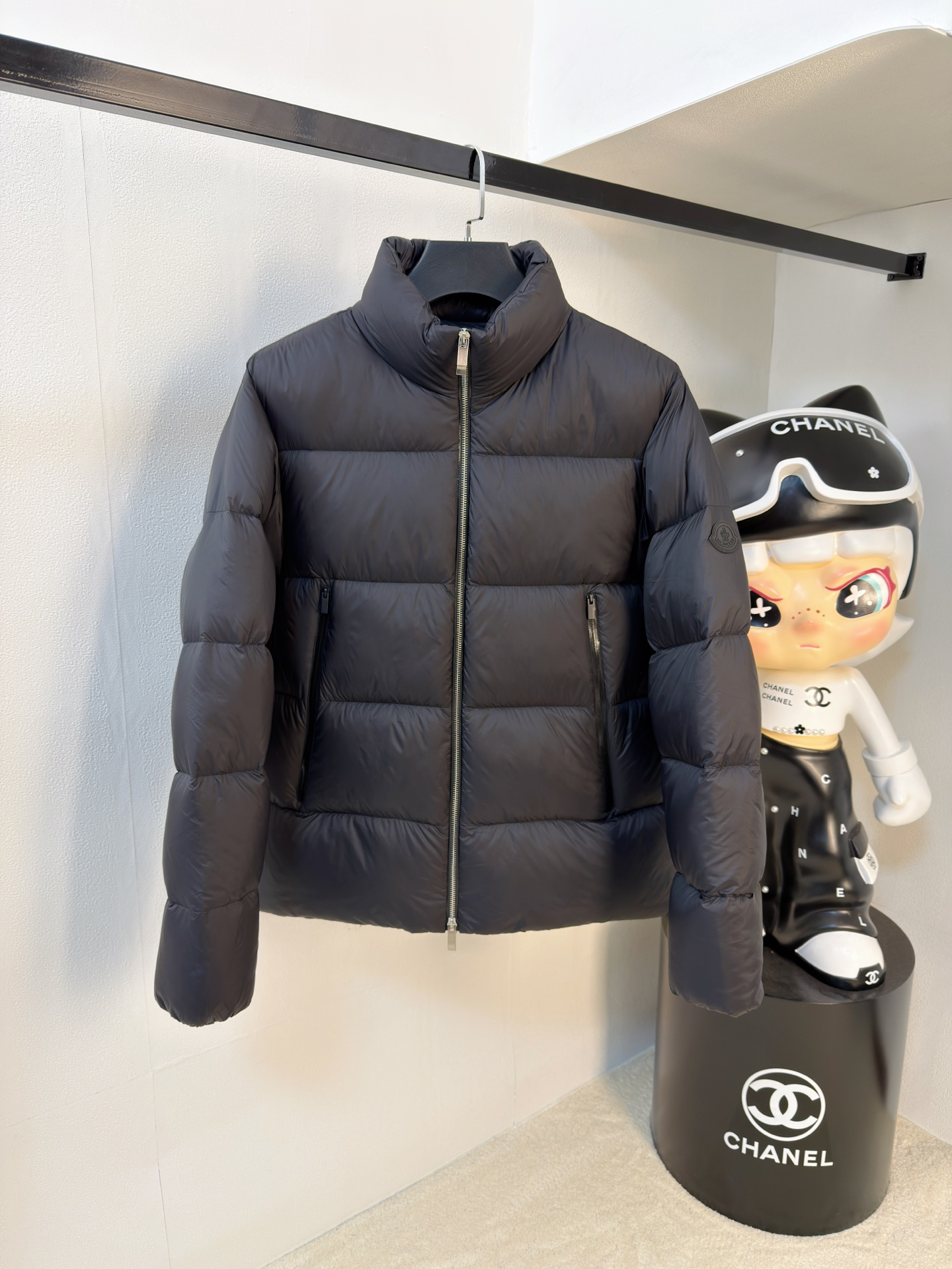 NO:655807,Mengkou 25ss autumn and winter new goose down jacket original 1:1 customized hardware accessories are all imported and original customization. Welcome to compare at the counter. Absolutely high quality. Use top 95 fill-down goose down. Super soft. Filled with feathers. Fluffy and full. Super heavy fabrics with perfect workmanship. Pay attention to the fabrics are super comfortable. Exclusive model. Non-market goods. Same sizes for men and women: M-3XL, Moncler, down jacket, alexander wang19860909蒙口25ss秋冬新款鹅绒羽绒服原版1:1订制五金配件全进口原版定制 欢迎专柜对比 绝对的高品质 采用顶级95充绒量鹅绒 超柔软 充羽量蓬松饱满 超级重面料做工杠杠的版型完美 注意面料超舒服 独家款 非市场货 男女同款尺码M-3XL,,Moncler,down jacket,alexander wang,Men's clothing