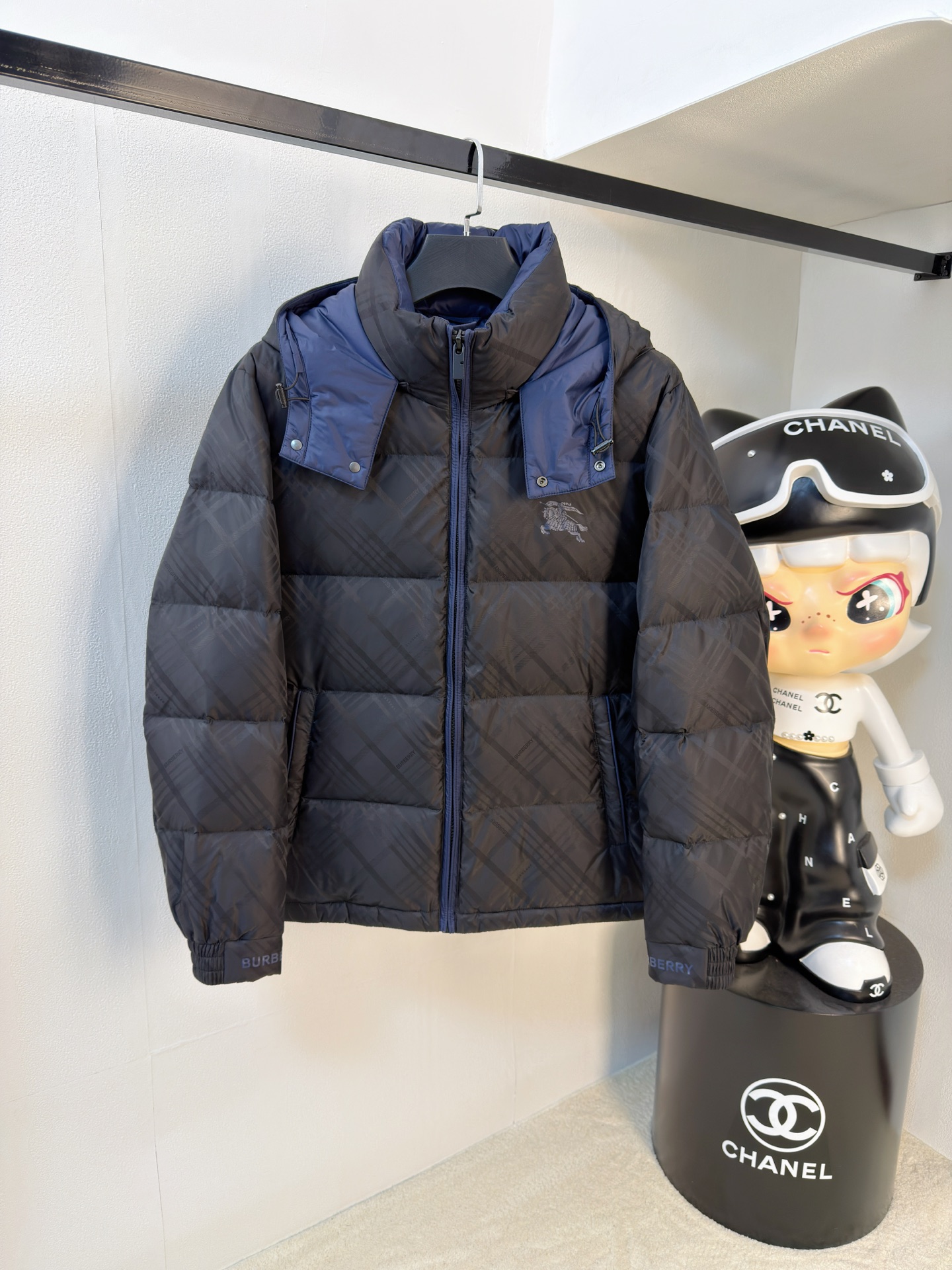 NO:655802,Burberry 25ss autumn and winter new goose down jacket original 1:1 custom-made hardware accessories are all imported and original customization. Welcome to compare at the counter. Absolutely high quality. Use top 95 fill-down goose down. Super soft, full and fluffy. Super-heavy fabrics with perfect workmanship. Pay attention to the fabrics are super comfortable. Exclusive model. Non-market goods. Same sizes for men and women, M-3XL, burberry, down jacket, alexander wang.19860909巴宝莉25ss秋冬新款鹅绒羽绒服原版1:1订制五金配件全进口原版定制 欢迎专柜对比 绝对的高品质 采用顶级95充绒量鹅绒 超柔软 充羽量蓬松饱满 超级重面料做工杠杠的版型完美 注意面料超舒服 独家款 非市场货 男女同款尺码M-3XL,,burberry,down jacket,alexander wang,Men's clothing