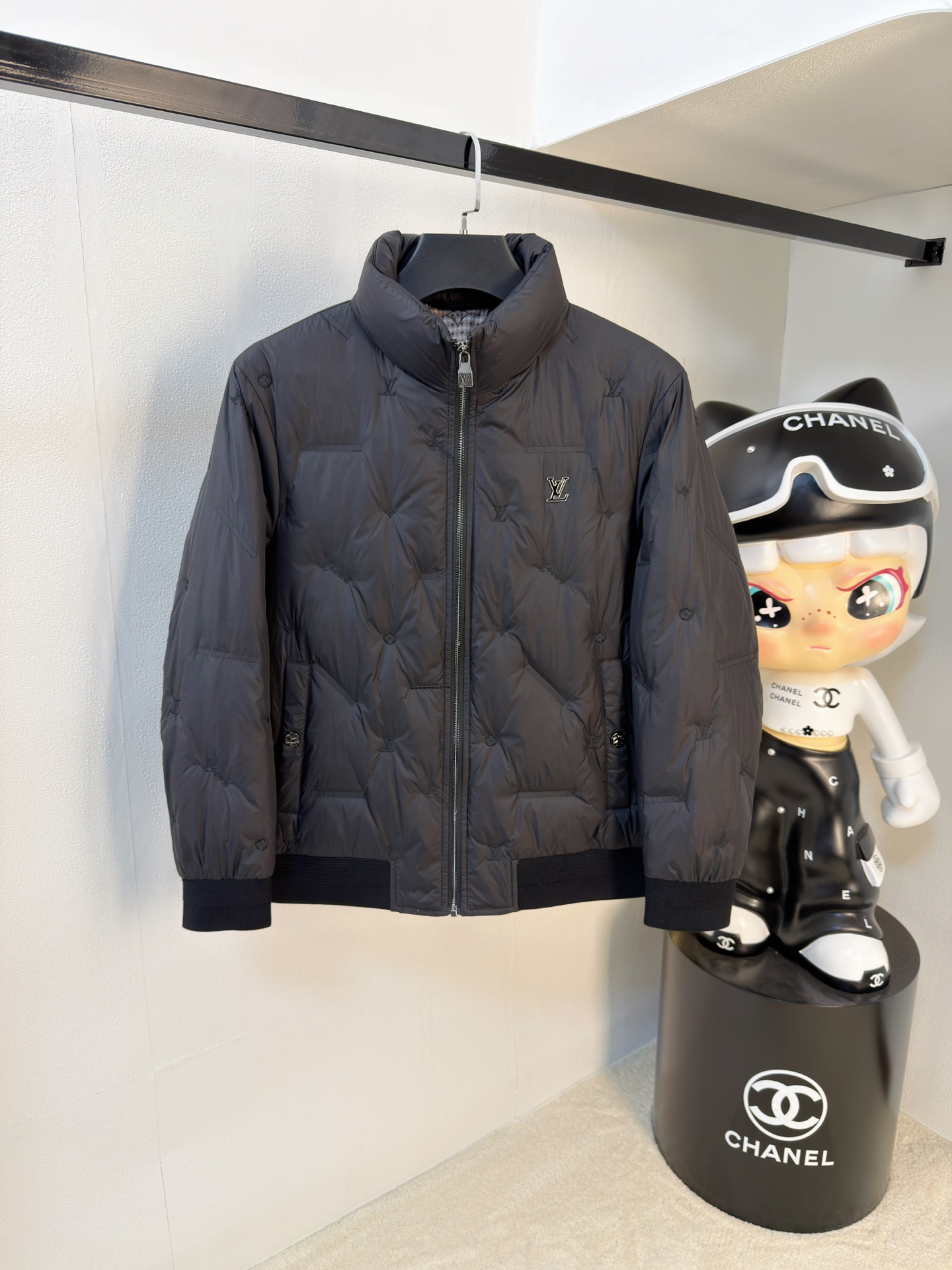 NO:655841,LV 25ss autumn and winter new goose down jacket original 1:1 customized hardware accessories are all imported and original customization. Welcome to compare at the counter. Absolutely high quality. Use top 95 fill-down goose down. Super soft. Filled with feathers. Fluffy and full. Super heavy fabrics with perfect workmanship. Pay attention to the fabrics are super comfortable. Exclusive model. Non-market goods. Same sizes for men and women: M-3XL, louis vuitton, down jacket, alexander wang19860909LV 25ss秋冬新款鹅绒羽绒服原版1:1订制五金配件全进口原版定制 欢迎专柜对比 绝对的高品质 采用顶级95充绒量鹅绒 超柔软 充羽量蓬松饱满 超级重面料做工杠杠的版型完美 注意面料超舒服 独家款 非市场货 男女同款尺码M-3XL,,louis vuitton,down jacket,alexander wang,Men's clothing