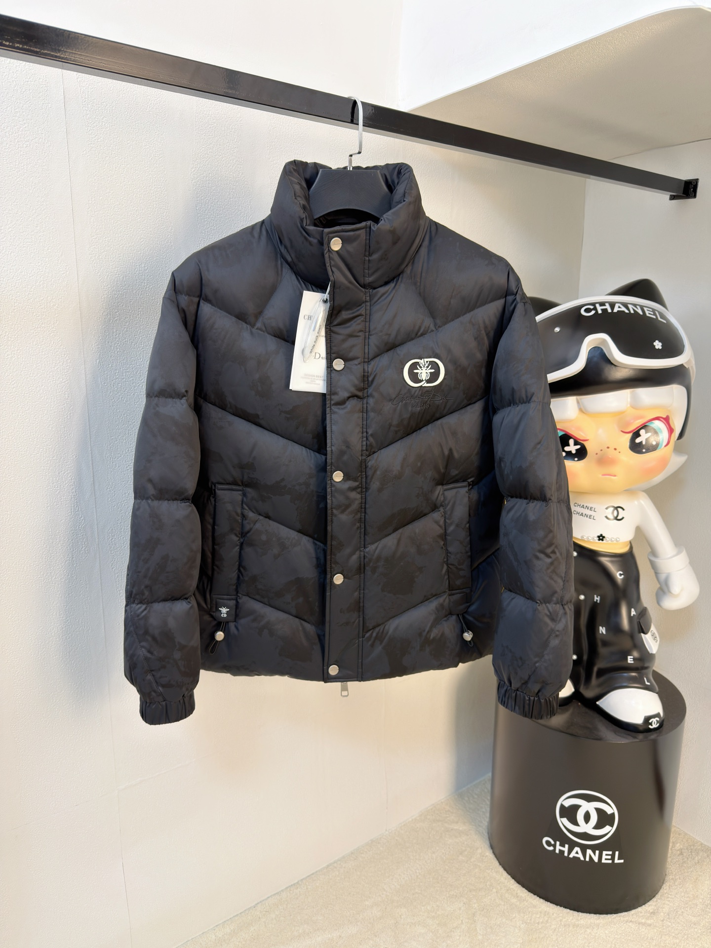 NO:655811,Dior 25ss autumn and winter new goose down down jacket original 1:1 customized hardware accessories are all imported and original customization. Welcome to compare at the counter. Absolutely high quality. Use top 95 fill-down goose down. Super soft. Filled with feathers. Fluffy and full. Super-heavy fabric. Perfect workmanship. Pay attention to the fabric. Super comfortable. Exclusive model. Non-market goods. Same size for men and women. M-3XL, dior, down jacket, alexander wang19860909迪奥25ss秋冬新款鹅绒羽绒服原版1:1订制五金配件全进口原版定制 欢迎专柜对比 绝对的高品质 采用顶级95充绒量鹅绒 超柔软 充羽量蓬松饱满 超级重面料做工杠杠的版型完美 注意面料超舒服 独家款 非市场货 男女同款尺码M-3XL,,dior,down jacket,alexander wang,Men's clothing