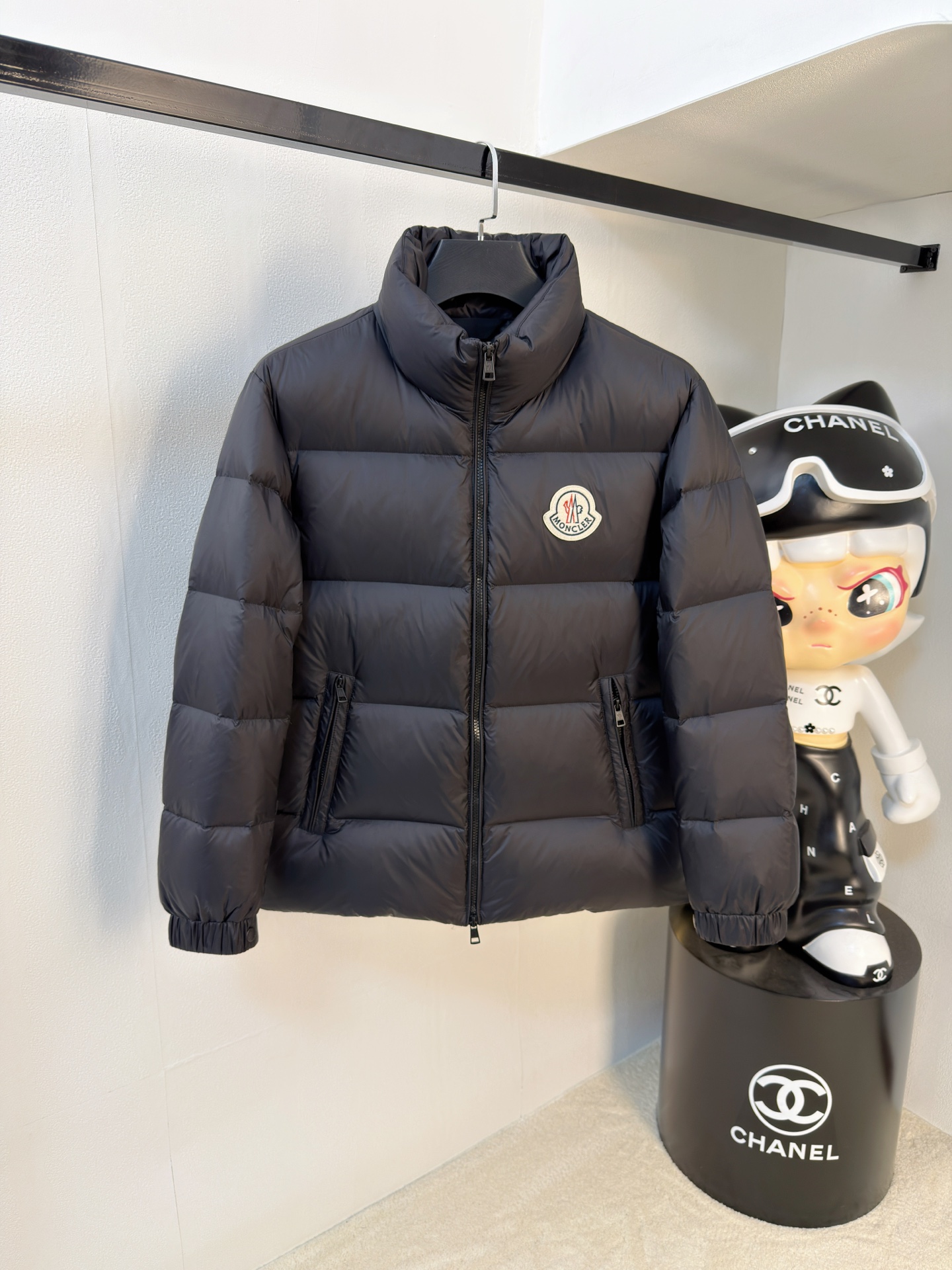 NO:655815,Mengkou 25ss autumn and winter new goose down jacket original 1:1 customized hardware accessories are all imported and original customization. Welcome to compare at the counter. Absolutely high quality. Use top 95 fill-down goose down. Super soft. Filled with feathers. Fluffy and full. Super heavy fabrics with perfect workmanship. Pay attention to the fabrics are super comfortable. Exclusive model. Non-market goods. Same sizes for men and women: M-3XL, Moncler, down jacket, alexander wang19860909蒙口25ss秋冬新款鹅绒羽绒服原版1:1订制五金配件全进口原版定制 欢迎专柜对比 绝对的高品质 采用顶级95充绒量鹅绒 超柔软 充羽量蓬松饱满 超级重面料做工杠杠的版型完美 注意面料超舒服 独家款 非市场货 男女同款尺码M-3XL,,Moncler,down jacket,alexander wang,Men's clothing