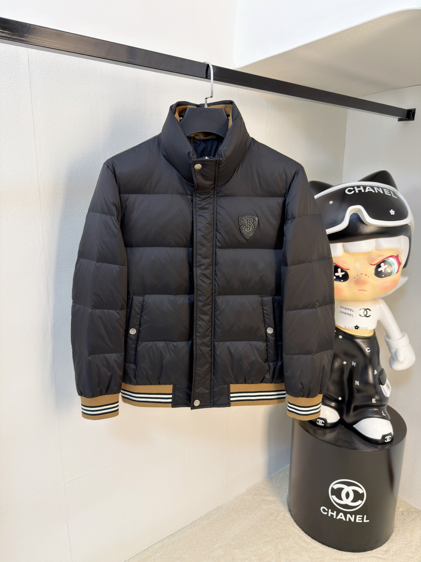 NO:655836,Burberry 25ss autumn and winter new goose down jacket original 1:1 custom-made hardware accessories are all imported and original customization. Welcome to compare at the counter. Absolutely high quality. Use top 95 fill-down goose down. Super soft, full and fluffy. Super-heavy fabrics with perfect workmanship. Pay attention to the fabrics are super comfortable. Exclusive model. Non-market goods. Same sizes for men and women, M-3XL, burberry, down jacket, alexander wang.19860909巴宝莉25ss秋冬新款鹅绒羽绒服原版1:1订制五金配件全进口原版定制 欢迎专柜对比 绝对的高品质 采用顶级95充绒量鹅绒 超柔软 充羽量蓬松饱满 超级重面料做工杠杠的版型完美 注意面料超舒服 独家款 非市场货 男女同款尺码M-3XL,,burberry,down jacket,alexander wang,Men's clothing