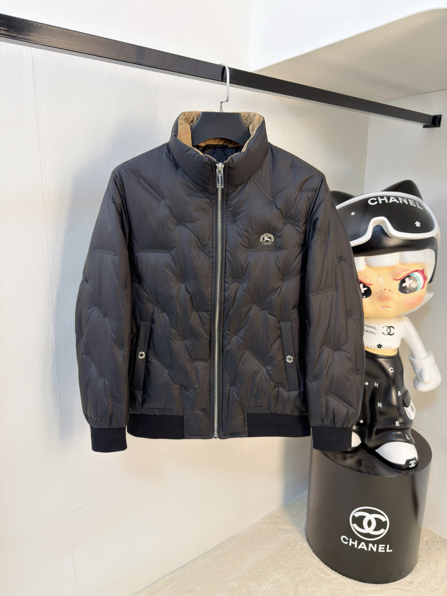 NO:655818,Burberry 25ss autumn and winter new goose down jacket original 1:1 custom-made hardware accessories are all imported and original customization. Welcome to compare at the counter. Absolutely high quality. Use top 95 fill-down goose down. Super soft, full and fluffy. Super-heavy fabrics with perfect workmanship. Pay attention to the fabrics are super comfortable. Exclusive model. Non-market goods. Same sizes for men and women, M-3XL, burberry, down jacket, alexander wang.19860909巴宝莉25ss秋冬新款鹅绒羽绒服原版1:1订制五金配件全进口原版定制 欢迎专柜对比 绝对的高品质 采用顶级95充绒量鹅绒 超柔软 充羽量蓬松饱满 超级重面料做工杠杠的版型完美 注意面料超舒服 独家款 非市场货 男女同款尺码M-3XL,,burberry,down jacket,alexander wang,Men's clothing