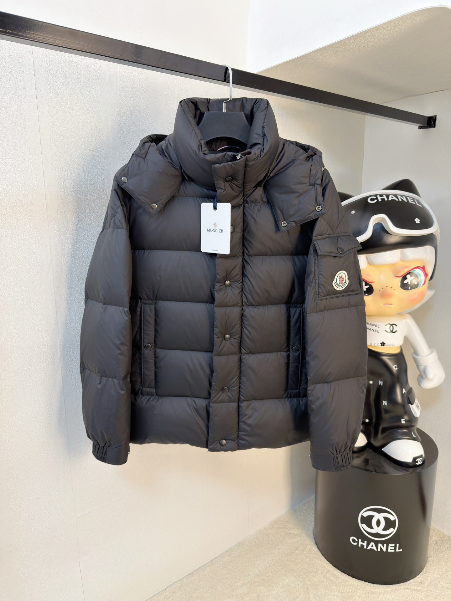 NO:655823,Mengkou 25ss autumn and winter new goose down jacket original 1:1 customized hardware accessories are all imported and original customization. Welcome to compare at the counter. Absolutely high quality. Use top 95 fill-down goose down. Super soft. Filled with feathers. Fluffy and full. Super heavy fabrics with perfect workmanship. Pay attention to the fabrics are super comfortable. Exclusive model. Non-market goods. Same sizes for men and women: M-3XL, Moncler, down jacket, alexander wang19860909蒙口25ss秋冬新款鹅绒羽绒服原版1:1订制五金配件全进口原版定制 欢迎专柜对比 绝对的高品质 采用顶级95充绒量鹅绒 超柔软 充羽量蓬松饱满 超级重面料做工杠杠的版型完美 注意面料超舒服 独家款 非市场货 男女同款尺码M-3XL,,Moncler,down jacket,alexander wang,Men's clothing