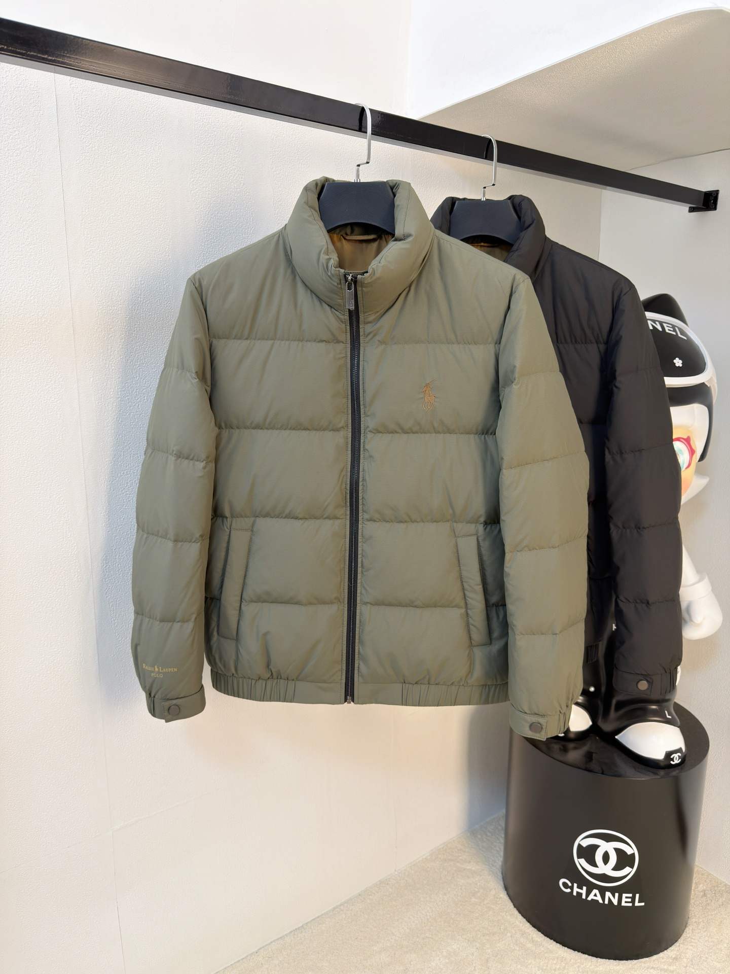 NO:655827,Burberry 25ss autumn and winter new goose down jacket original 1:1 custom-made hardware accessories are all imported and original customization. Welcome to compare at the counter. Absolutely high quality. Use top 95 fill-down goose down. Super soft, full and fluffy. Super-heavy fabrics with perfect workmanship. Pay attention to the fabrics are super comfortable. Exclusive model. Non-market goods. Same sizes for men and women, M-3XL, burberry, down jacket, alexander wang.19860909巴宝莉25ss秋冬新款鹅绒羽绒服原版1:1订制五金配件全进口原版定制 欢迎专柜对比 绝对的高品质 采用顶级95充绒量鹅绒 超柔软 充羽量蓬松饱满 超级重面料做工杠杠的版型完美 注意面料超舒服 独家款 非市场货 男女同款尺码M-3XL,,burberry,down jacket,alexander wang,Men's clothing