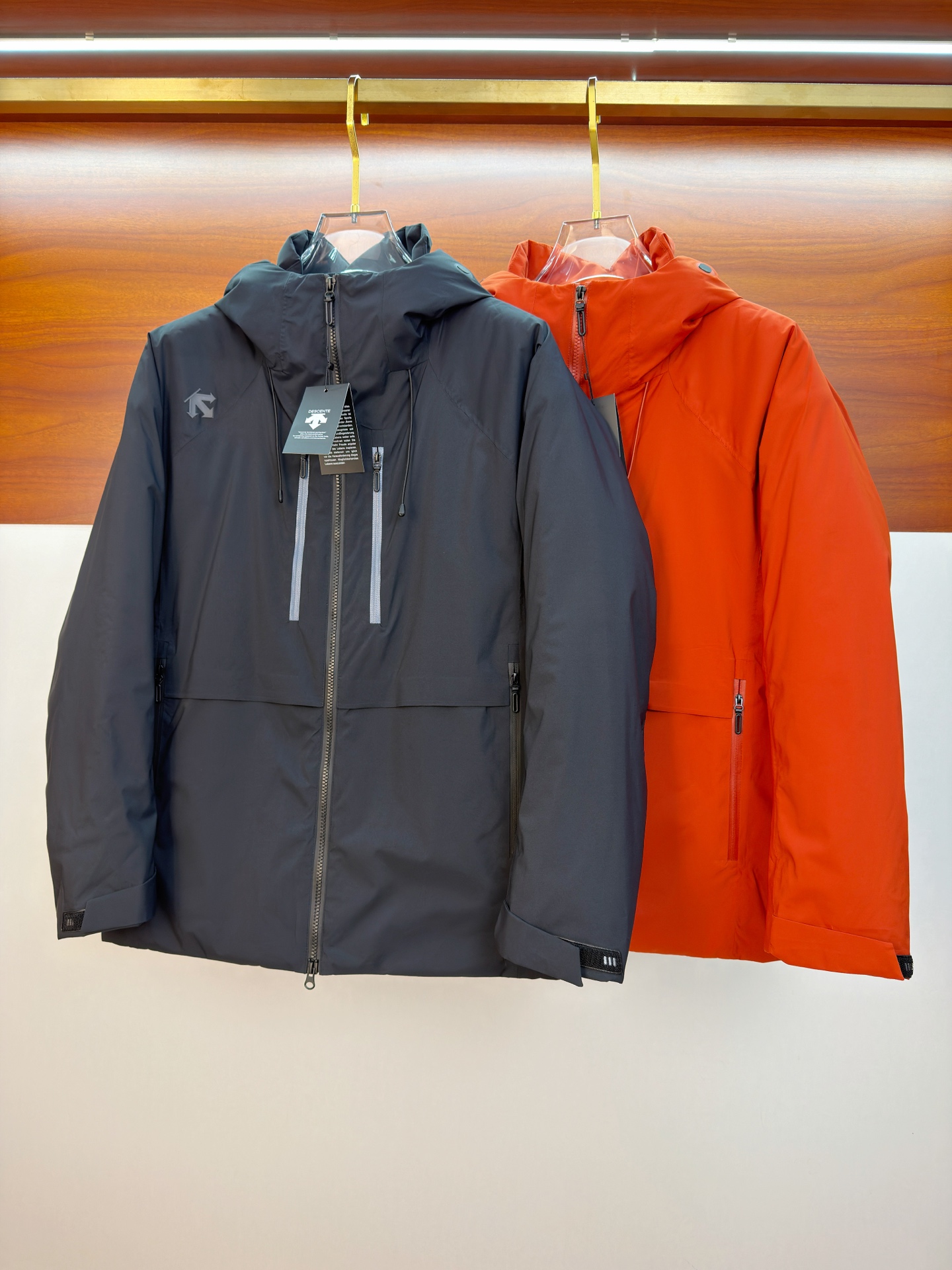 NO:662039,Descente Cotton Clothing 25ss Early Autumn [New Product] New Casual Cotton Clothing Jacket at the Autumn and Winter Counter!  Ultra-avant-garde design style, delicate and comfortable, very light to wear and not easy to wrinkle. Multiple craftsmanship. The overall design is quite visual. The upper body is casual and stylish, with a certain degree of stiffness. It is definitely at the forefront of fashion. It is recommended for urban leisure. Size M-3XL, jackets & coats,  19860909迪桑特棉服25ss早秋【新品】秋冬专柜新款休闲棉服外套！超前卫设计风格 细腻舒适 穿着非常轻便不易起皱.多重重工艺 整体的设计颇具视觉感,上身休闲有型,有一定的挺括度,绝对走在时尚最尖端的气质感推荐,都市休闲必备.码数M-3XL,,jackets & coats, ,Men's clothing