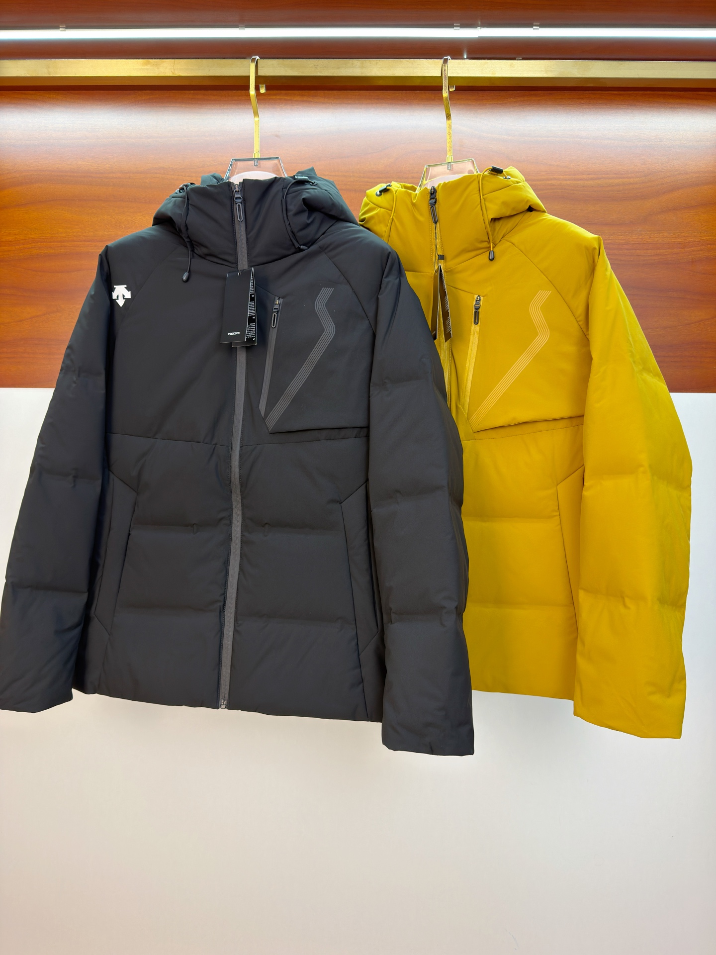 NO:662042,Descente 25ss autumn and winter new duck down jacket original 1:1 customized hardware accessories are all imported and original customization. Welcome to compare at the counter. Absolutely high quality. Use top national standard 90 fill capacity duck down. Super soft. Filled with fluffy and full feathers. Super heavy fabrics with perfect workmanship. Pay attention to the fabrics are super comfortable. Exclusive model. Non-market goods. Same size for men and women, M-3XL, down jacket,  .19860909迪桑特25ss秋冬新款鸭绒羽绒服原版1:1订制五金配件全进口原版定制 欢迎专柜对比 绝对的高品质 采用顶级国标90充绒量鸭绒 超柔软 充羽量蓬松饱满 超级重面料做工杠杠的版型完美 注意面料超舒服 独家款 非市场货 男女同款尺码M-3XL,,down jacket, ,Men's clothing