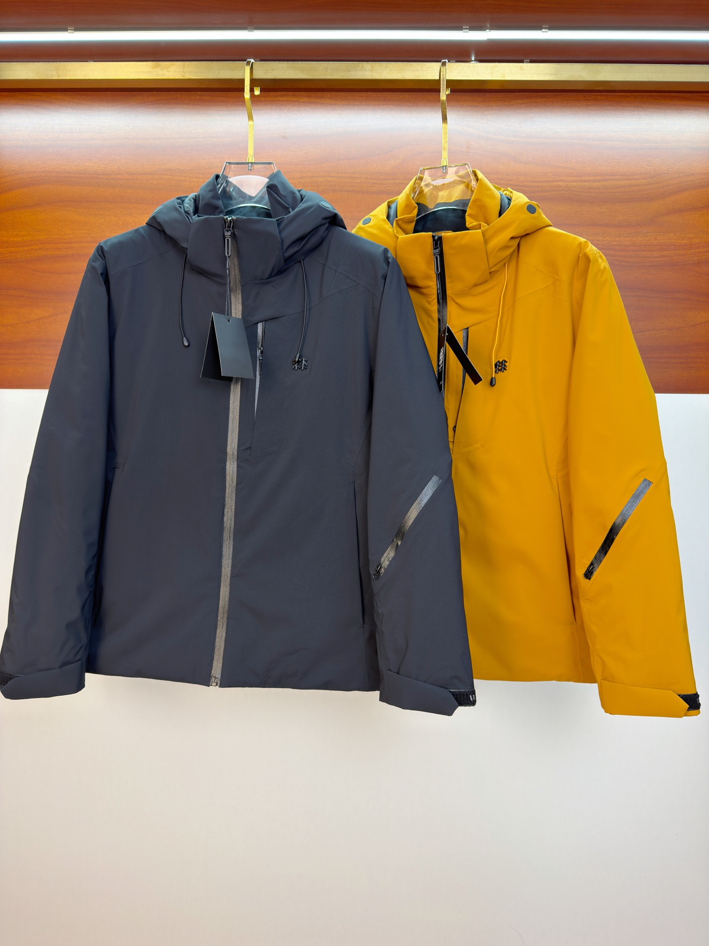 NO:662047,Kolon Cotton Clothing 25ss Early Autumn [New Product] New Casual Cotton Clothing Jacket at the Autumn and Winter Counter!  Ultra-avant-garde design style, delicate and comfortable, very light to wear and not easy to wrinkle. Multiple craftsmanship. The overall design is quite visual. The upper body is casual and stylish, with a certain degree of stiffness. It is definitely at the forefront of fashion. It is recommended for urban leisure. Size M-3XL, jackets & coats,  19860909可隆棉服25ss早秋【新品】秋冬专柜新款休闲棉服外套！超前卫设计风格 细腻舒适 穿着非常轻便不易起皱.多重重工艺 整体的设计颇具视觉感,上身休闲有型,有一定的挺括度,绝对走在时尚最尖端的气质感推荐,都市休闲必备.码数M-3XL,,jackets & coats, ,Men's clothing