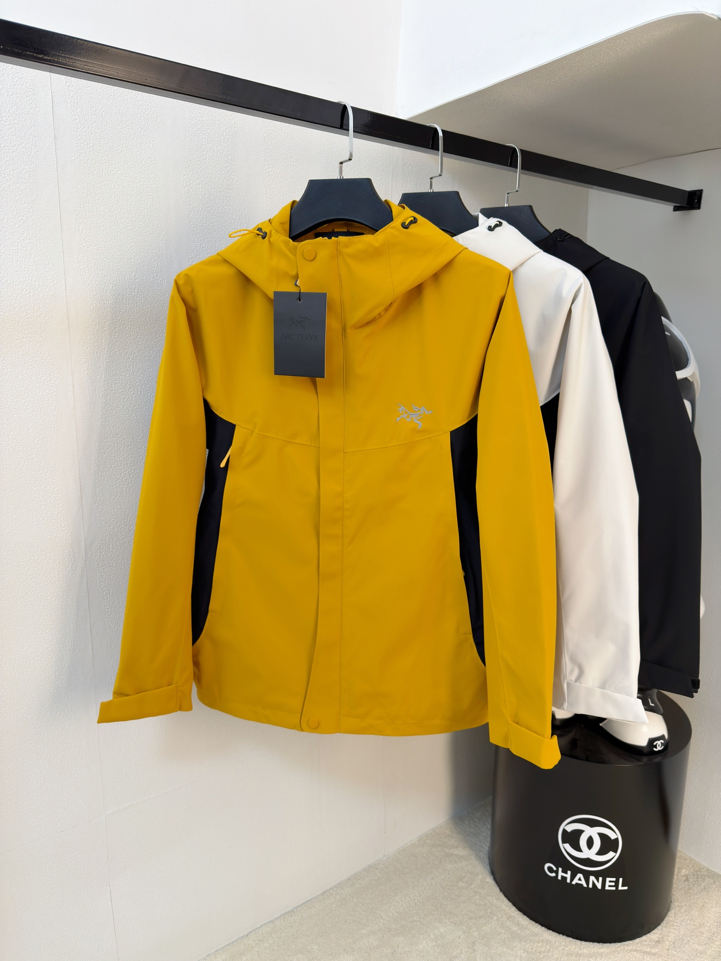 NO:655816,Arc'teryx chest embroidery, three-in-one functional outdoor performance, windproof, rainproof, 90 velvet, ARCTERYX Arc'teryx hard-shell top-grade heat-sealed version of the jacket, self-purchased ZP pattern making, all data, accessories, full set of accessories customized, whole garment, YKK two-way zippers under the arms, all hardware custom molded, tag book description analysis, multi-link washing.  This jacket has a simple and versatile design that provides the performance required in alpine environments. It is thin and wear-resistant, windproof, waterproof and breathable, making it suitable for a variety of activities. The helmet-compatible S hood provides good protection without affecting vision, zippered hand pockets for easy access to items, zippers under the arms for quick ventilation, and a spliced design for freedom of movement. Multi-purpose garment suitable for a variety of activities and environments. Lightweight High-performance, simple design, lightweight and wear-resistant.  GORE-TEX waterproof, windproof, breathable fabric provides multi-faceted protection. Traditional accordion cross-reverse entry alpine pocket set high, VISLON center front zipper, adjustable Velcro cuff tabs, ZiP-in compatible with sizes M-4XL, arc'teryx, jackets & coats, hats, alexander wang19860909始祖鸟胸前刺绣三合一功能性户外性能 防风,防雨,90绒,ARCTERYX 始祖鸟硬壳顶级 热封版本冲锋衣 自购ZP打版 所有数据 辅料 全套辅料定制 整衣 腋下YKK双向拉链,五金全部开模定制,吊牌书说明解析 ,多联水洗. 这款夹克设计简洁而通用,可提供高山环境所需的性能,轻薄而耐磨,防风、防水且透气,适合多种活动穿着. 头盔兼容S兜帽防护良好且不影响视线,插手口袋设有拉链,便于取放物品,腋下拉链便于快速通风,拼接设计使活动自如. 多用途服装适用于多种活动和环境. 轻量 高性能的简约设计,轻量而耐磨. GORE-TEX防水、防风、透气面料可提供多面防护. 传统风琴交叉反向进入高山口袋设置在高位,VISLON中央正面拉链,可调节Velcro袖口魔术贴标签,兼容ZiP-in码数 M-4XL,arc'teryx,jackets & coats,hats,alexander wang,Men's clothing