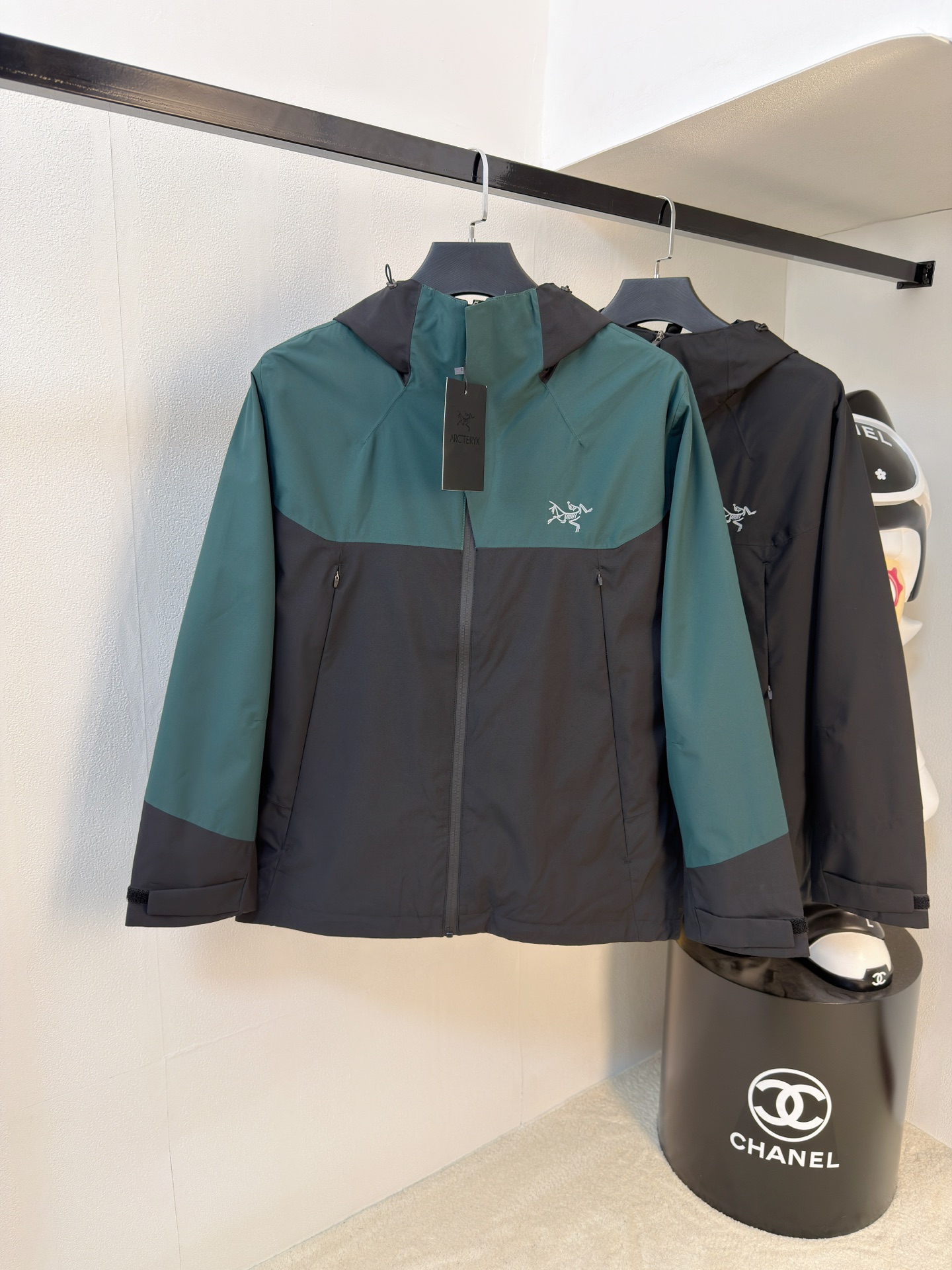 NO:655810,[Kelon] Three-in-one functional outdoor performance with chest embroidery, windproof, rainproof, 90 velvet, ARCTERYX Arc'teryx hard-shell top-grade heat-sealed version of the jacket. Self-purchased ZP pattern making. All data. Accessories. Full set of accessories customized. Whole garment. YKK two-way zippers under the arms. All hardware is molded and customized. Tag book description analysis, multi-link washing.  This jacket has a simple and versatile design that provides the performance required in alpine environments. It is thin and wear-resistant, windproof, waterproof and breathable, making it suitable for a variety of activities. The helmet-compatible S hood provides good protection without affecting vision, zippered hand pockets for easy access to items, zippers under the arms for quick ventilation, and a spliced design for freedom of movement. Multi-purpose garment suitable for a variety of activities and environments. Lightweight High-performance, simple design, lightweight and wear-resistant.  GORE-TEX waterproof, windproof, breathable fabric provides multi-faceted protection. Traditional accordion cross-reverse entry alpine pocket set high, VISLON center front zipper, adjustable Velcro cuff tabs, ZiP-in compatible with sizes M-4XL, arc'teryx, jackets & coats, hats, alexander wang19860909【可隆】胸前刺绣三合一功能性户外性能 防风,防雨,90绒,ARCTERYX 始祖鸟硬壳顶级 热封版本冲锋衣 自购ZP打版 所有数据 辅料 全套辅料定制 整衣 腋下YKK双向拉链,五金全部开模定制,吊牌书说明解析 ,多联水洗. 这款夹克设计简洁而通用,可提供高山环境所需的性能,轻薄而耐磨,防风、防水且透气,适合多种活动穿着. 头盔兼容S兜帽防护良好且不影响视线,插手口袋设有拉链,便于取放物品,腋下拉链便于快速通风,拼接设计使活动自如. 多用途服装适用于多种活动和环境. 轻量 高性能的简约设计,轻量而耐磨. GORE-TEX防水、防风、透气面料可提供多面防护. 传统风琴交叉反向进入高山口袋设置在高位,VISLON中央正面拉链,可调节Velcro袖口魔术贴标签,兼容ZiP-in码数 M-4XL,arc'teryx,jackets & coats,hats,alexander wang,Men's clothing