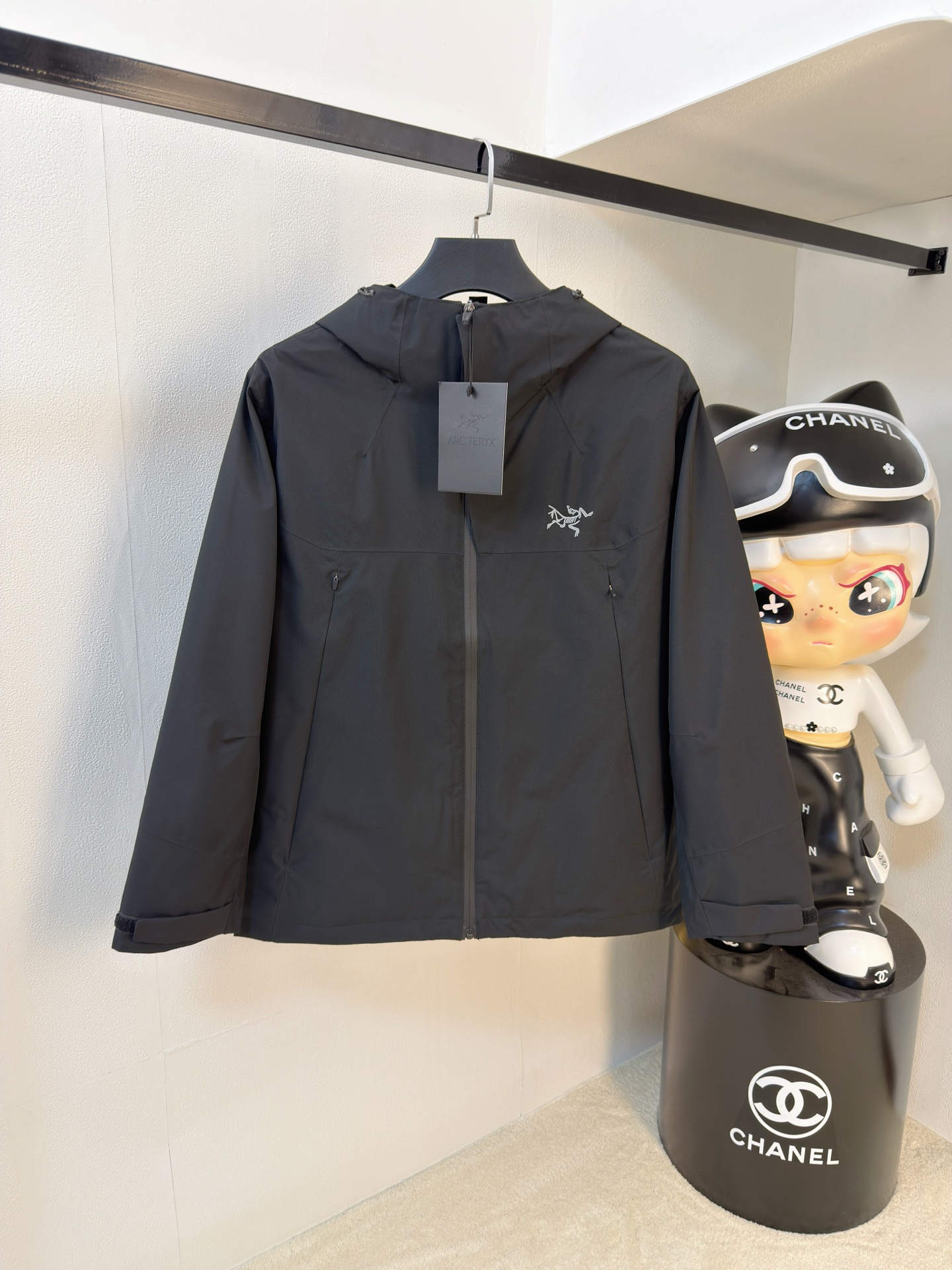 NO:655808,[Kelon] Three-in-one functional outdoor performance with chest embroidery, windproof, rainproof, 90 velvet, ARCTERYX Arc'teryx hard-shell top-grade heat-sealed version of the jacket. Self-purchased ZP pattern making. All data. Accessories. Full set of accessories customized. Whole garment. YKK two-way zippers under the arms. All hardware is molded and customized. Tag book description analysis, multi-link washing.  This jacket has a simple and versatile design that provides the performance required in alpine environments. It is thin and wear-resistant, windproof, waterproof and breathable, making it suitable for a variety of activities. The helmet-compatible S hood provides good protection without affecting vision, zippered hand pockets for easy access to items, zippers under the arms for quick ventilation, and a spliced design for freedom of movement. Multi-purpose garment suitable for a variety of activities and environments. Lightweight High-performance, simple design, lightweight and wear-resistant.  GORE-TEX waterproof, windproof, breathable fabric provides multi-faceted protection. Traditional accordion cross-reverse entry alpine pocket set high, VISLON center front zipper, adjustable Velcro cuff tabs, ZiP-in compatible with sizes M-4Xl, arc'teryx, jackets & coats, hats, alexander wang19860909【可隆】胸前刺绣三合一功能性户外性能 防风,防雨,90绒,ARCTERYX 始祖鸟硬壳顶级 热封版本冲锋衣 自购ZP打版 所有数据 辅料 全套辅料定制 整衣 腋下YKK双向拉链,五金全部开模定制,吊牌书说明解析 ,多联水洗. 这款夹克设计简洁而通用,可提供高山环境所需的性能,轻薄而耐磨,防风、防水且透气,适合多种活动穿着. 头盔兼容S兜帽防护良好且不影响视线,插手口袋设有拉链,便于取放物品,腋下拉链便于快速通风,拼接设计使活动自如. 多用途服装适用于多种活动和环境. 轻量 高性能的简约设计,轻量而耐磨. GORE-TEX防水、防风、透气面料可提供多面防护. 传统风琴交叉反向进入高山口袋设置在高位,VISLON中央正面拉链,可调节Velcro袖口魔术贴标签,兼容ZiP-in码数 M-4Xl,arc'teryx,jackets & coats,hats,alexander wang,Men's clothing