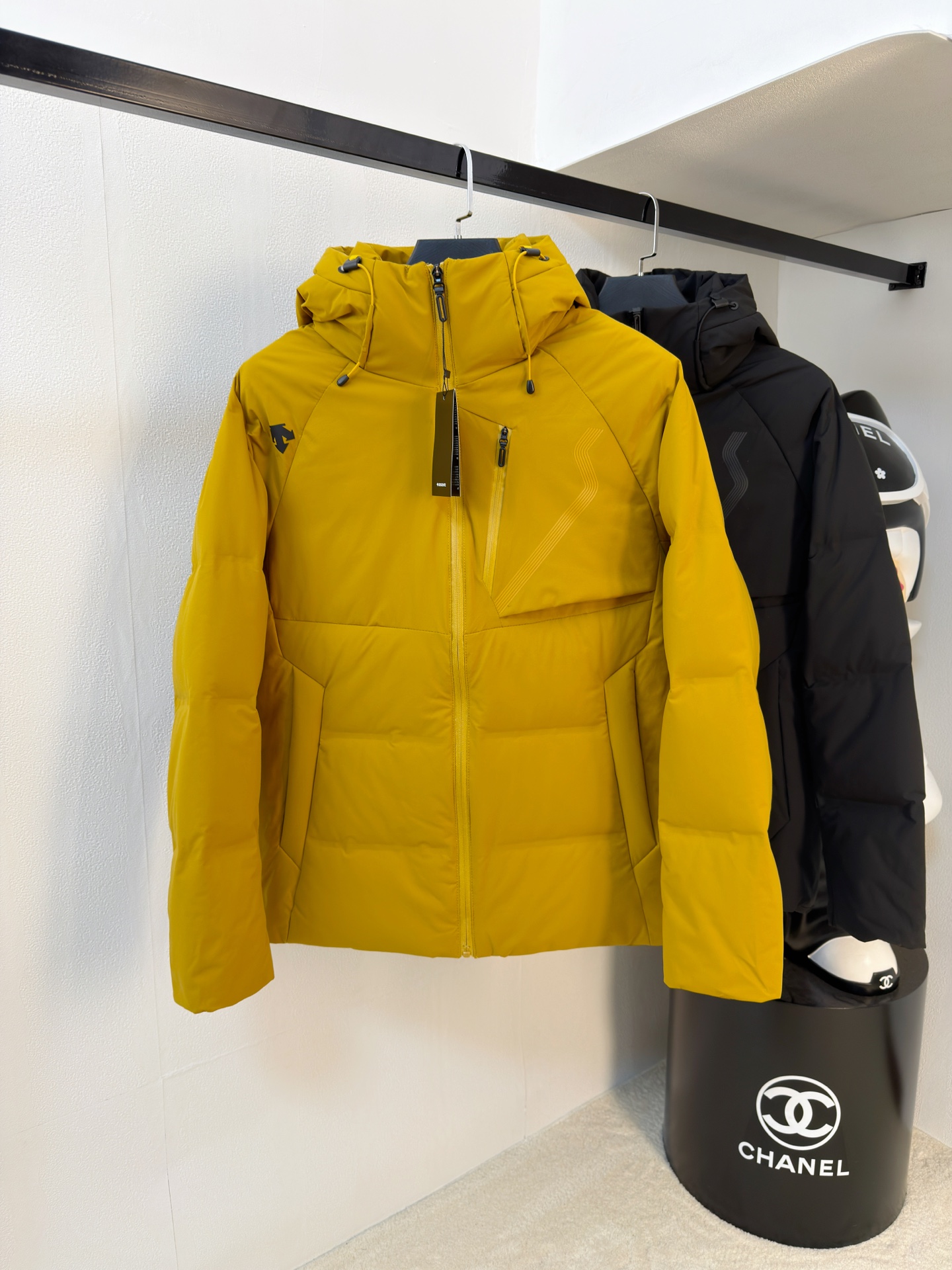 NO:655824,Descente Cotton Clothing 25ss Early Autumn [New Product] New Casual Cotton Clothing Jacket at the Autumn and Winter Counter!  Ultra-avant-garde design style, delicate and comfortable, very light to wear and not easy to wrinkle. Multiple craftsmanship. The overall design is quite visual. The upper body is casual and stylish, with a certain degree of stiffness. It is definitely at the forefront of fashion. It is recommended for urban leisure. Size M-3XL, jackets & coats, alexander wang19860909迪桑特棉服25ss早秋【新品】秋冬专柜新款休闲棉服外套！超前卫设计风格 细腻舒适 穿着非常轻便不易起皱.多重重工艺 整体的设计颇具视觉感,上身休闲有型,有一定的挺括度,绝对走在时尚最尖端的气质感推荐,都市休闲必备.码数M-3XL,,jackets & coats,alexander wang,Men's clothing