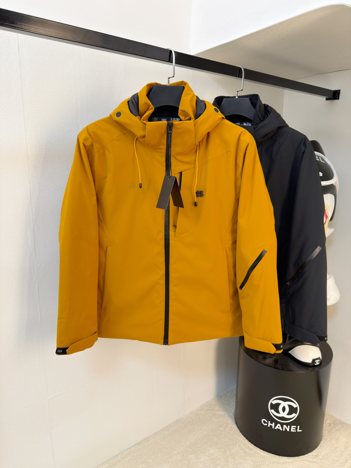 NO:655828,Kolon Cotton Clothing 25ss Early Autumn [New Product] New Casual Cotton Clothing Jacket at the Autumn and Winter Counter!  Ultra-avant-garde design style, delicate and comfortable, very light to wear and not easy to wrinkle. Multiple craftsmanship. The overall design is quite visual. The upper body is casual and stylish, with a certain degree of stiffness. It is definitely at the forefront of fashion. It is recommended for urban leisure. Size M-3XL, jackets & coats, alexander wang19860909可隆棉服25ss早秋【新品】秋冬专柜新款休闲棉服外套！超前卫设计风格 细腻舒适 穿着非常轻便不易起皱.多重重工艺 整体的设计颇具视觉感,上身休闲有型,有一定的挺括度,绝对走在时尚最尖端的气质感推荐,都市休闲必备.码数M-3XL,,jackets & coats,alexander wang,Men's clothing