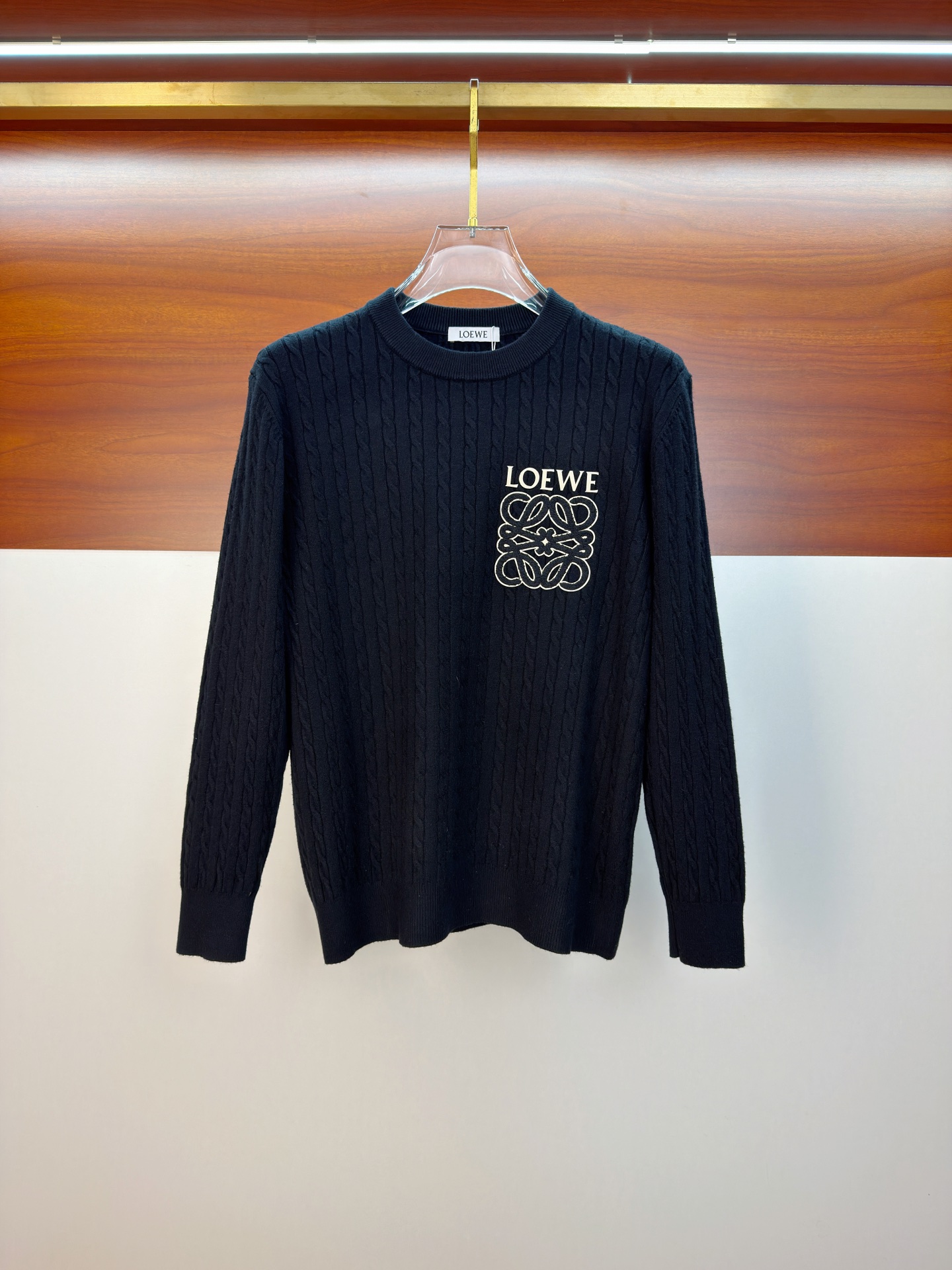 NO:655801,Luo Yiwei 25ss autumn and winter [new product] sweater is exclusively for hard goods, imported original technical wool worsted!  The fine knitting is integrated, and the color mixed weaving is purely handmade. The grade is extremely high, highlighting the taste and luxury of clothing. The craftsmanship is exquisite!  Customized original craftsmanship threaded upper body, so handsome, purchasing agent level counter, same style for men and women, size M-3Xl,,loewe,sweaters,alexander wang19860909罗意威25ss秋冬【新品】毛衣专供狠货,进口原版科技羊毛精纺！精细针织一体,色彩混织纯手工技艺呈现 档次极高,凸显衣着品味与奢华 工艺精湛！定制原版工艺螺纹上身帅到爆,代购级别专柜男女同款 码数M-3Xl,,loewe,sweaters,alexander wang,Men's clothing