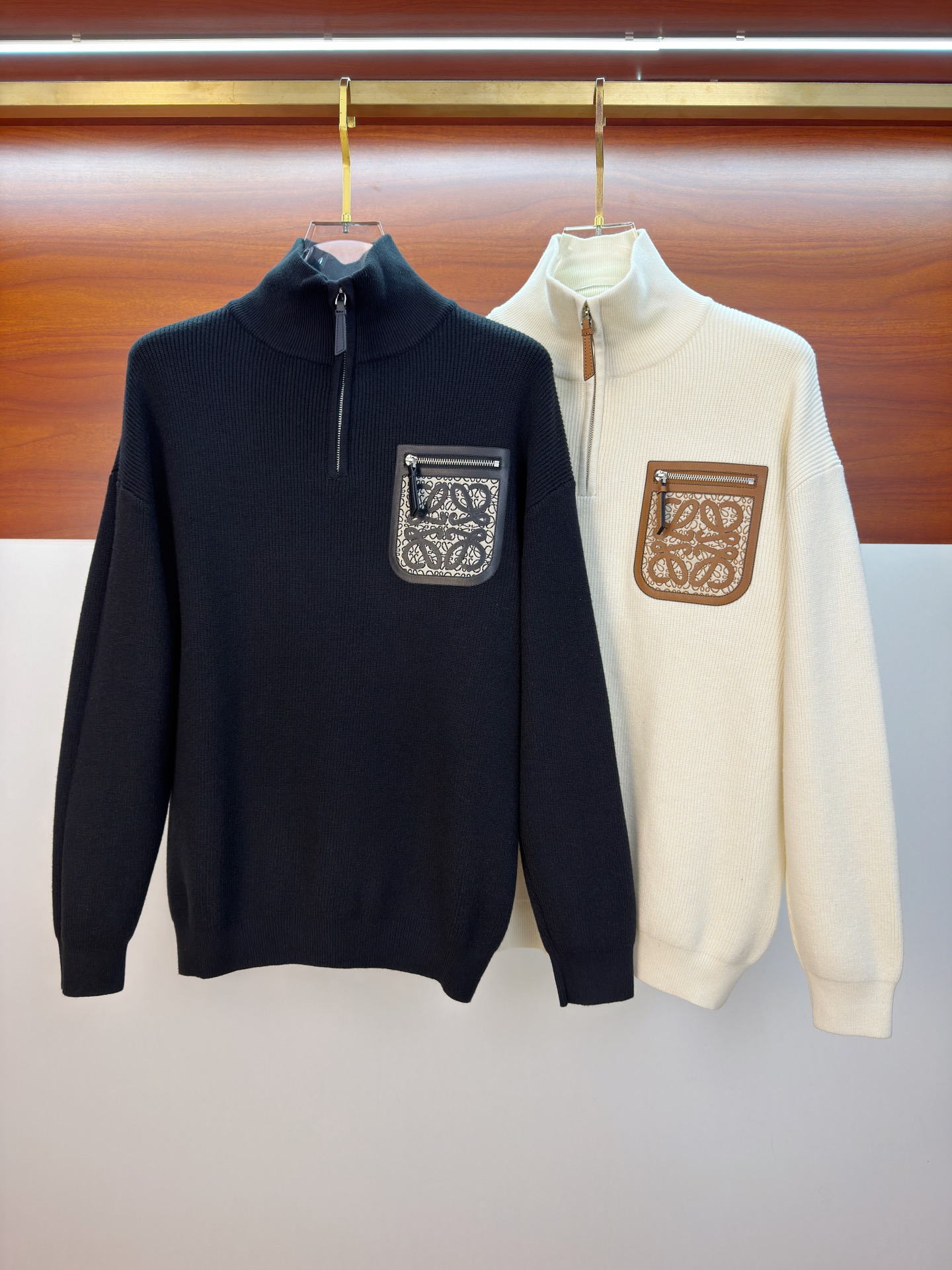 NO:655806,Luo Yiwei 25ss autumn and winter [new product] sweater is exclusively for hard goods, imported original technical wool worsted!  The fine knitting is integrated, and the color mixed weaving is purely handmade. The grade is extremely high, highlighting the taste and luxury of clothing. The craftsmanship is exquisite!  Customized original craftsmanship threaded upper body, so handsome, purchasing agent level counter, same style for men and women, size M-3Xl,,loewe,sweaters,alexander wang19860909罗意威25ss秋冬【新品】毛衣专供狠货,进口原版科技羊毛精纺！精细针织一体,色彩混织纯手工技艺呈现 档次极高,凸显衣着品味与奢华 工艺精湛！定制原版工艺螺纹上身帅到爆,代购级别专柜男女同款 码数M-3Xl,,loewe,sweaters,alexander wang,Men's clothing