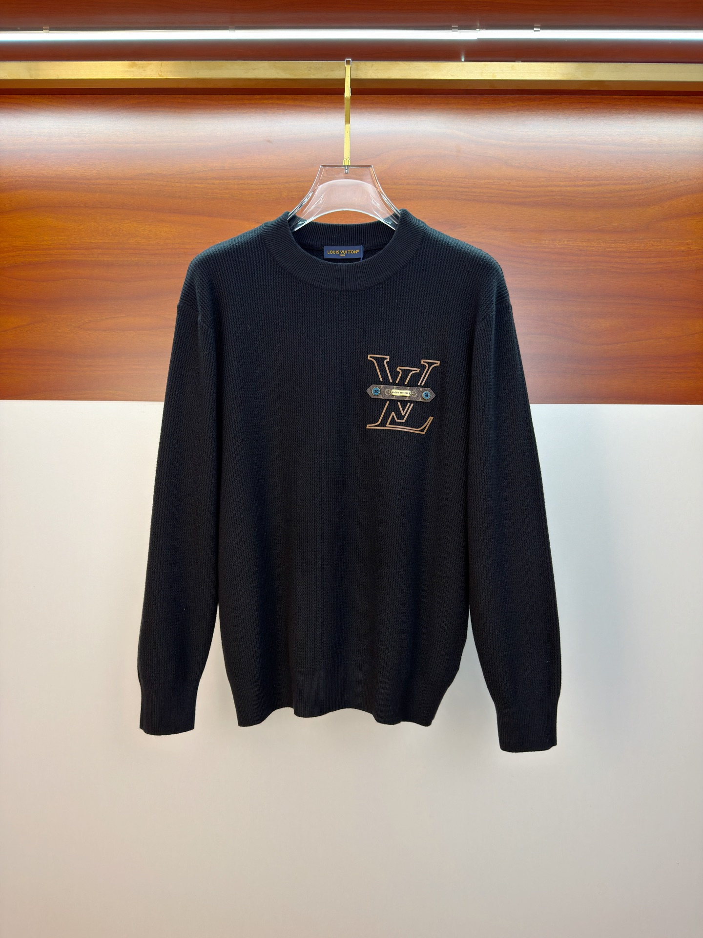 NO:655804,LV 25ss autumn and winter [new product] sweater is exclusively for the hard goods, imported original technical wool worsted!  The fine knitting is integrated, and the color mixed weaving is purely handmade. The grade is extremely high, highlighting the taste and luxury of clothing. The craftsmanship is exquisite!  Customized original craftsmanship threaded upper body, extremely handsome, purchasing agent level counter, same style for men and women, size M-3Xl,, louis vuitton, sweaters, alexander wang19860909LV 25ss秋冬【新品】毛衣专供狠货,进口原版科技羊毛精纺！精细针织一体,色彩混织纯手工技艺呈现 档次极高,凸显衣着品味与奢华 工艺精湛！定制原版工艺螺纹上身帅到爆,代购级别专柜男女同款 码数M-3Xl,,louis vuitton,sweaters,alexander wang,Men's clothing