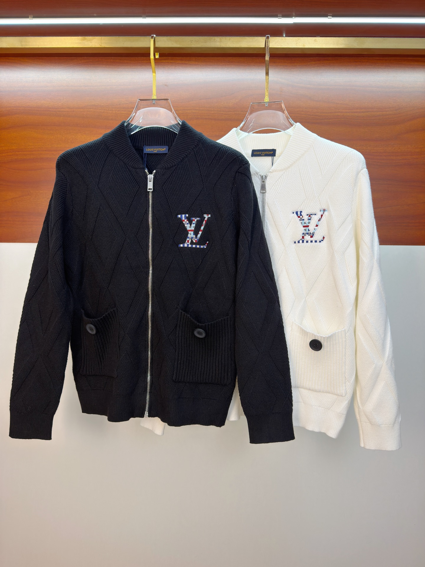 NO:655770,LV 25s Burberry black rhombus wool jacket with classic baseball collar + zipper design, casual and fashionable! The heart-shaped B letter embroidery on the chest is super exquisite, and the classic three-dimensional war horse embroidery details on the back are full marks. The wool blended fabric is soft and comfortable, just right for autumn and winter ~ loose fit, it is OK with jeans or casual pants, and can be easily managed for commuting and leisure! Color black. White. Size M-3XL (175/140 pounds recommended L), burberry, Louis  vuitton,jeans,jackets & coats,alexander wang19860909LV 25s巴宝莉款黑色菱格羊毛外套经典棒球领+拉链设计,休闲又时髦!胸前心形B字母刺绣超精致,后背经典战马立体刺绣细节满分计.羊毛混纺面料柔软舒适,秋冬穿刚刚好~宽松版型,搭牛仔裤or休闲裤都很OK,通勤休闲都能轻松驾驭!颜色黑色.白色.码数M-3XL（175/140斤建议L）,,burberry,louis vuitton,jeans,jackets & coats,alexander wang,Men's clothing