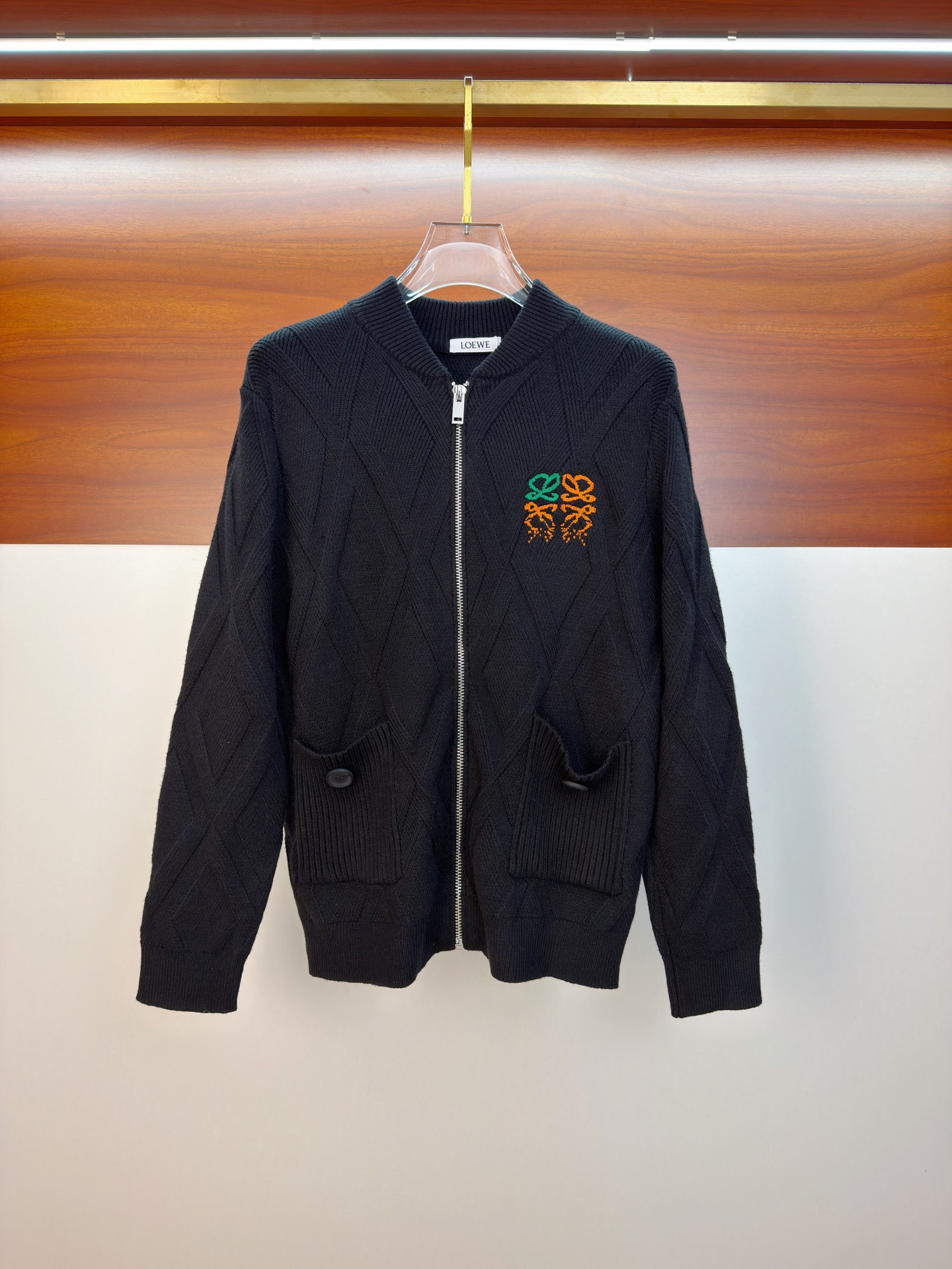 NO:655777,Loewe's 25s black rhombus wool jacket has a classic baseball collar + zipper design, casual and fashionable! The heart-shaped B letter embroidery on the chest is super exquisite, and the classic three-dimensional war horse embroidery details on the back are perfect. The wool blended fabric is soft and comfortable, just right for autumn and winter ~ loose fit, it is OK with jeans or casual pants, and can be easily managed for commuting and leisure! Color black. White. Size M-3XL (L is recommended for 175/140 pounds), loewe, jeans, jackets &  coats,alexander wang19860909罗意威25s款黑色菱格羊毛外套经典棒球领+拉链设计,休闲又时髦!胸前心形B字母刺绣超精致,后背经典战马立体刺绣细节满分计.羊毛混纺面料柔软舒适,秋冬穿刚刚好~宽松版型,搭牛仔裤or休闲裤都很OK,通勤休闲都能轻松驾驭!颜色黑色.白色.码数M-3XL（175/140斤建议L）,,loewe,jeans,jackets & coats,alexander wang,Men's clothing