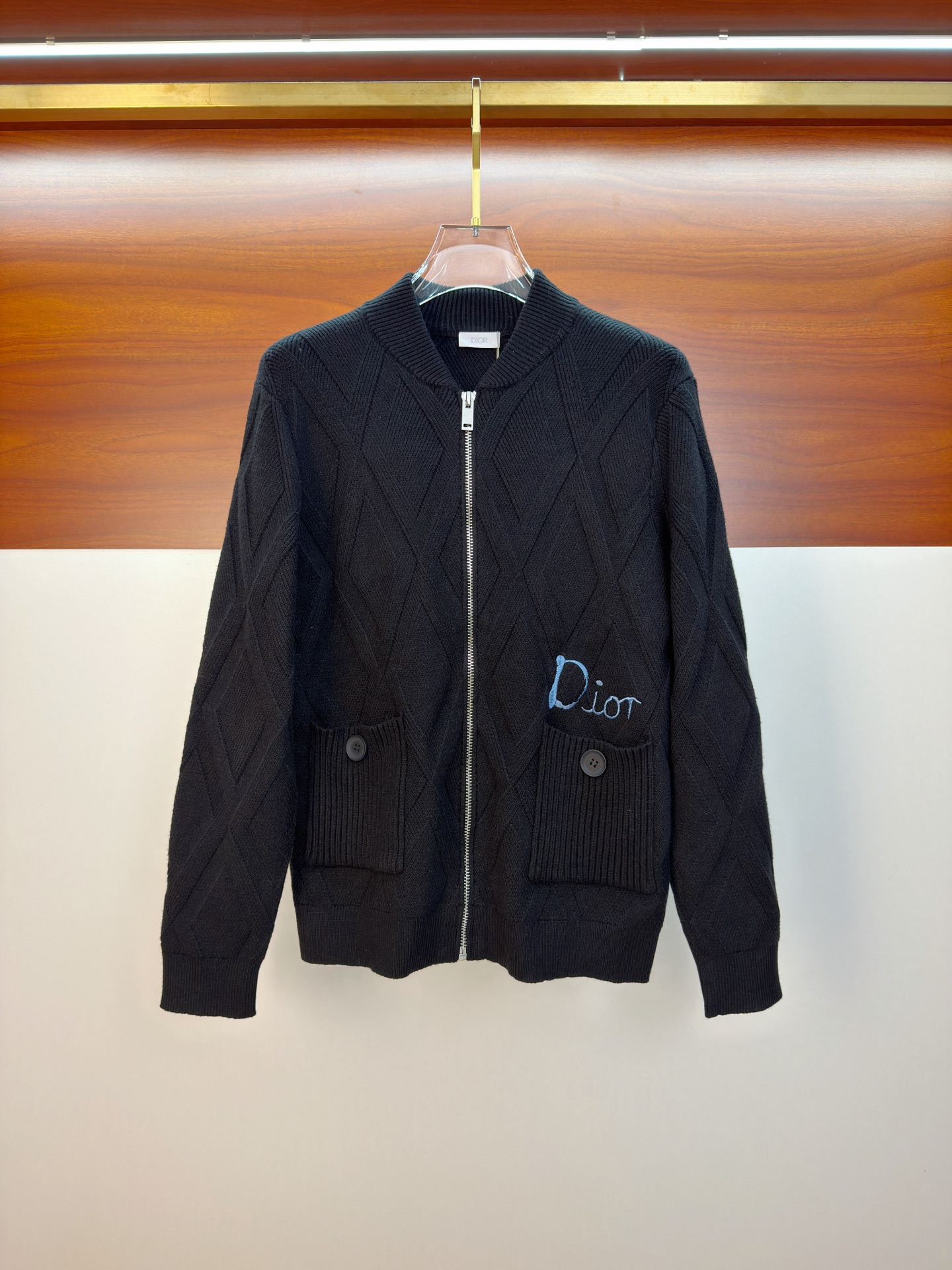 NO:655780,Dior 25s black rhombus wool jacket has a classic baseball collar + zipper design, casual and fashionable! The heart-shaped B letter embroidery on the chest is super exquisite, and the classic war horse three-dimensional embroidery details on the back are perfect. The wool blended fabric is soft and comfortable, just right for autumn and winter ~ loose fit, it is OK to wear with jeans or casual pants, and can be easily managed for commuting and leisure! Color black. White. Size M-3XL (175/140 pounds recommended L), dior, jeans, jackets &  coats,alexander wang19860909迪奥25s款黑色菱格羊毛外套经典棒球领+拉链设计,休闲又时髦!胸前心形B字母刺绣超精致,后背经典战马立体刺绣细节满分计.羊毛混纺面料柔软舒适,秋冬穿刚刚好~宽松版型,搭牛仔裤or休闲裤都很OK,通勤休闲都能轻松驾驭!颜色黑色.白色.码数M-3XL（175/140斤建议L）,,dior,jeans,jackets & coats,alexander wang,Men's clothing