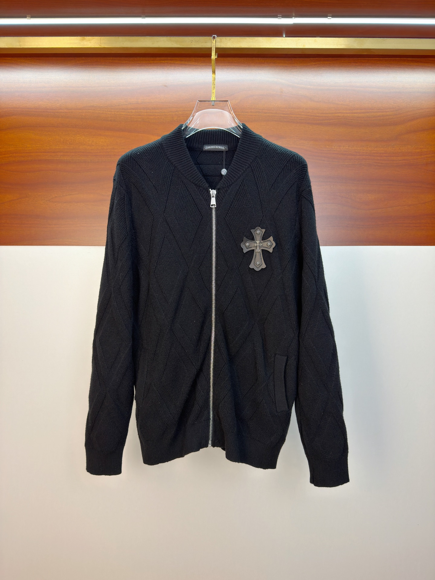 NO:655783,Chrome heart 25s black rhombus wool jacket has a classic baseball collar + zipper design, casual and fashionable! The heart-shaped B letter embroidery on the chest is super exquisite, and the classic war horse three-dimensional embroidery details on the back are perfect. The wool blended fabric is soft and comfortable, just right for autumn and winter ~ loose fit, it is OK to wear with jeans or casual pants, and can be easily managed for commuting and leisure! Color black. White. Size M-3XL (L is recommended for 175/140 pounds), chrome hearts, jeans, jackets &  coats,alexander wang19860909克罗心25s款黑色菱格羊毛外套经典棒球领+拉链设计,休闲又时髦!胸前心形B字母刺绣超精致,后背经典战马立体刺绣细节满分计.羊毛混纺面料柔软舒适,秋冬穿刚刚好~宽松版型,搭牛仔裤or休闲裤都很OK,通勤休闲都能轻松驾驭!颜色黑色.白色.码数M-3XL（175/140斤建议L）,,chrome hearts,jeans,jackets & coats,alexander wang,Men's clothing