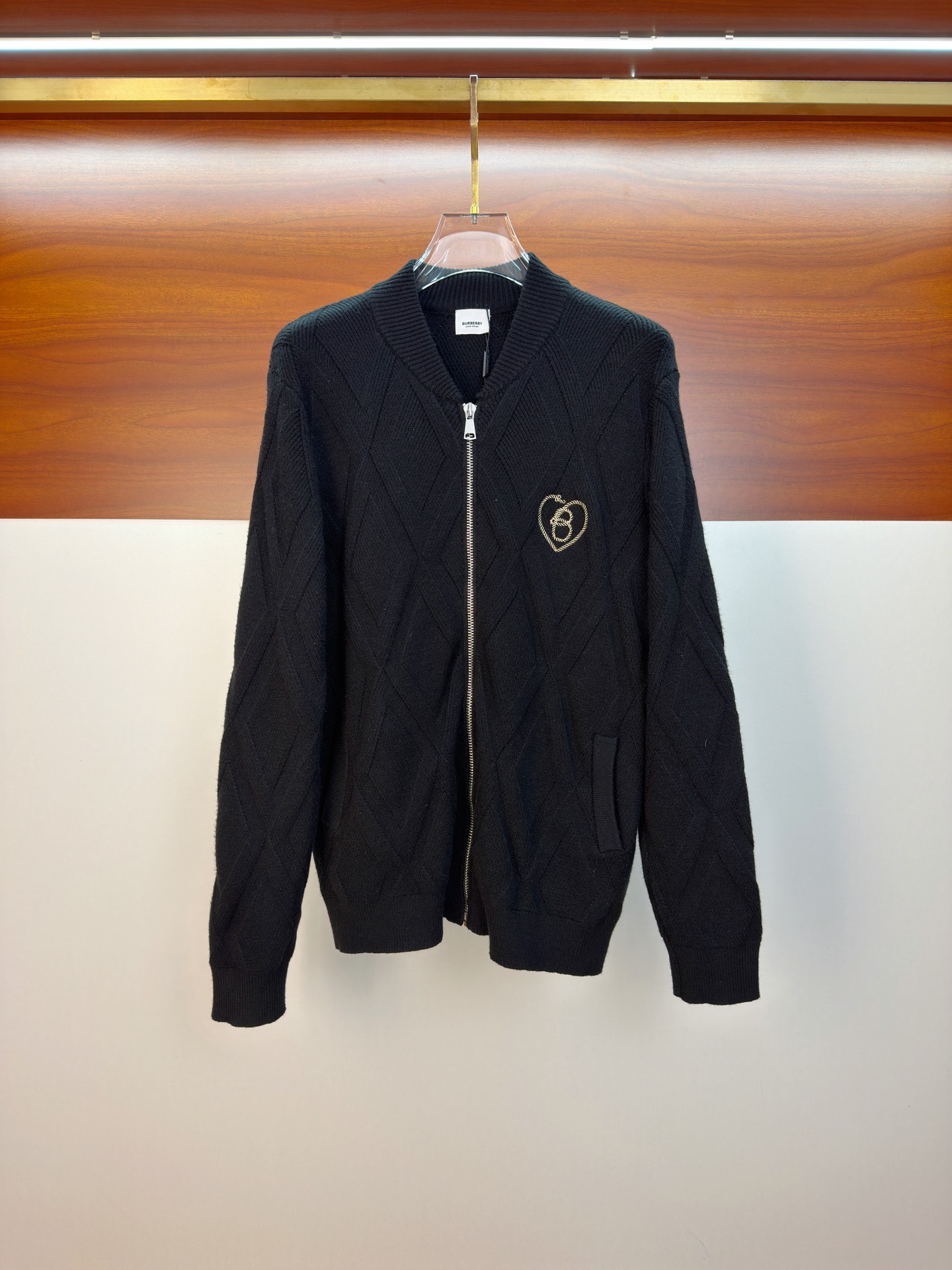 NO:655774,s Burberry's black rhombus wool jacket has a classic baseball collar + zipper design, casual and fashionable! The heart-shaped B letter embroidery on the chest is super exquisite, and the classic war horse three-dimensional embroidery details on the back are full marks. The wool blended fabric is soft and comfortable, just right for autumn and winter ~ loose fit, it is OK with jeans or casual pants, and can be easily managed for commuting and leisure! Color black. White. Size M-3XL (L is recommended for 175/140 pounds), burberry, jeans, jackets &  coats,alexander wang19860909s巴宝莉款黑色菱格羊毛外套经典棒球领+拉链设计,休闲又时髦!胸前心形B字母刺绣超精致,后背经典战马立体刺绣细节满分计.羊毛混纺面料柔软舒适,秋冬穿刚刚好~宽松版型,搭牛仔裤or休闲裤都很OK,通勤休闲都能轻松驾驭!颜色黑色.白色.码数M-3XL（175/140斤建议L）,,burberry,jeans,jackets & coats,alexander wang,Men's clothing