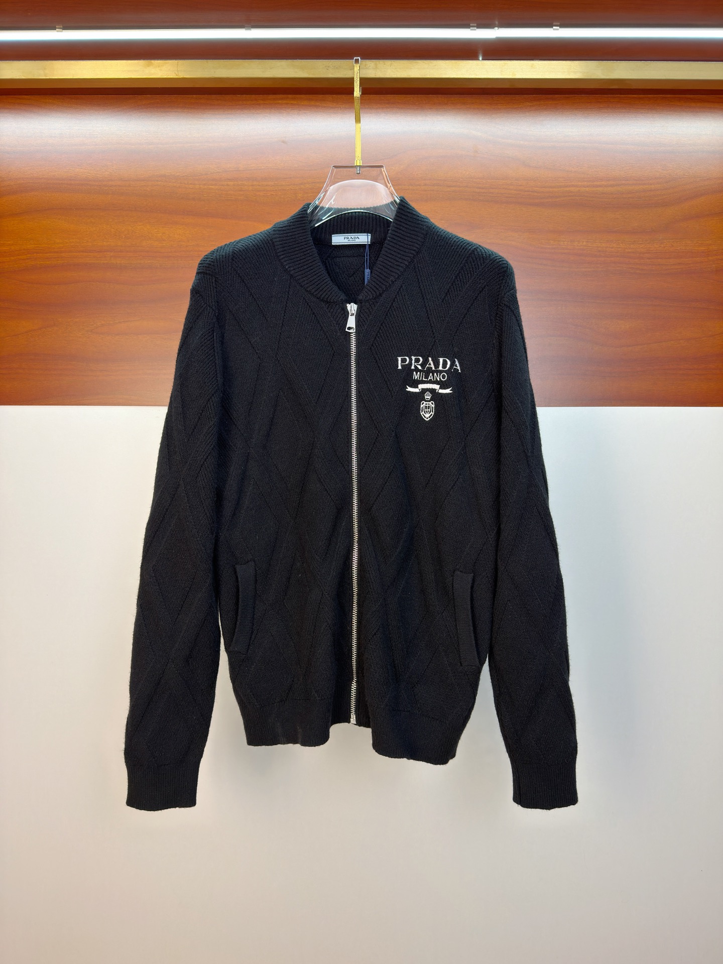 NO:655786,s Prada's black rhombus wool jacket has a classic baseball collar + zipper design, casual and fashionable! The heart-shaped B letter embroidery on the chest is super exquisite, and the classic war horse three-dimensional embroidery details on the back are full marks. The wool blended fabric is soft and comfortable, just right for autumn and winter ~ loose fit, it is OK to wear with jeans or casual pants, and can be easily managed for commuting and leisure! Color black. White. Size M-3XL (L is recommended for 175/140 pounds), prada, jeans, jackets &  coats,alexander wang19860909s普拉达款黑色菱格羊毛外套经典棒球领+拉链设计,休闲又时髦!胸前心形B字母刺绣超精致,后背经典战马立体刺绣细节满分计.羊毛混纺面料柔软舒适,秋冬穿刚刚好~宽松版型,搭牛仔裤or休闲裤都很OK,通勤休闲都能轻松驾驭!颜色黑色.白色.码数M-3XL（175/140斤建议L）,,prada,jeans,jackets & coats,alexander wang,Men's clothing