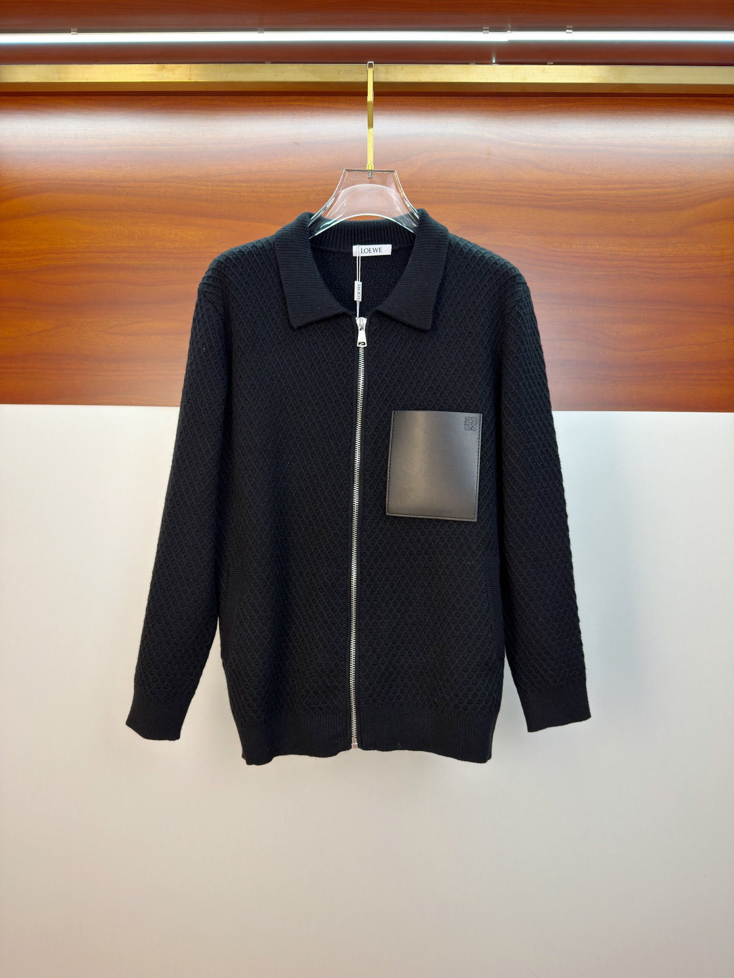 NO:655790,s Loewe's black rhombus wool jacket has a classic baseball collar + zipper design, casual and fashionable! The heart-shaped B letter embroidery on the chest is super exquisite, and the classic war horse three-dimensional embroidery details on the back are full marks. The wool blended fabric is soft and comfortable, just right for autumn and winter ~ loose fit, it is OK with jeans or casual pants, and can be easily managed for commuting and leisure! Color black. White. Size M-3XL (L is recommended for 175/140 pounds), loewe, jeans, jackets &  coats,alexander wang19860909s罗意威款黑色菱格羊毛外套经典棒球领+拉链设计,休闲又时髦!胸前心形B字母刺绣超精致,后背经典战马立体刺绣细节满分计.羊毛混纺面料柔软舒适,秋冬穿刚刚好~宽松版型,搭牛仔裤or休闲裤都很OK,通勤休闲都能轻松驾驭!颜色黑色.白色.码数M-3XL（175/140斤建议L）,,loewe,jeans,jackets & coats,alexander wang,Men's clothing