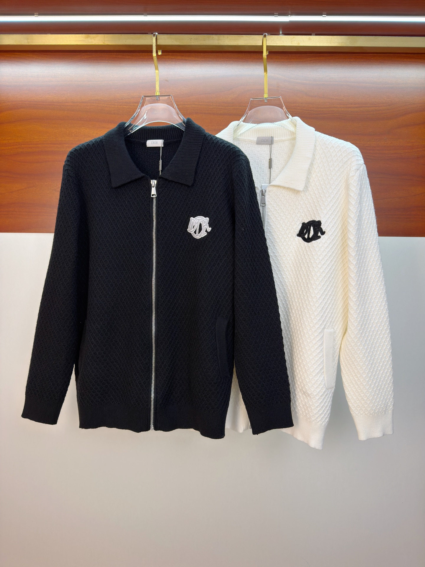 NO:655794,s Dior's black rhombus wool jacket has a classic baseball collar + zipper design, casual and fashionable! The heart-shaped B letter embroidery on the chest is super exquisite, and the classic war horse three-dimensional embroidery details on the back are full marks. The wool blended fabric is soft and comfortable, just right for autumn and winter ~ loose fit, it is OK to wear with jeans or casual pants, and can be easily managed for commuting and leisure! Color black. White. Size M-3XL (175/140 pounds recommended L), dior, jeans, jackets &  coats,alexander wang19860909s迪奥款黑色菱格羊毛外套经典棒球领+拉链设计,休闲又时髦!胸前心形B字母刺绣超精致,后背经典战马立体刺绣细节满分计.羊毛混纺面料柔软舒适,秋冬穿刚刚好~宽松版型,搭牛仔裤or休闲裤都很OK,通勤休闲都能轻松驾驭!颜色黑色.白色.码数M-3XL（175/140斤建议L）,,dior,jeans,jackets & coats,alexander wang,Men's clothing