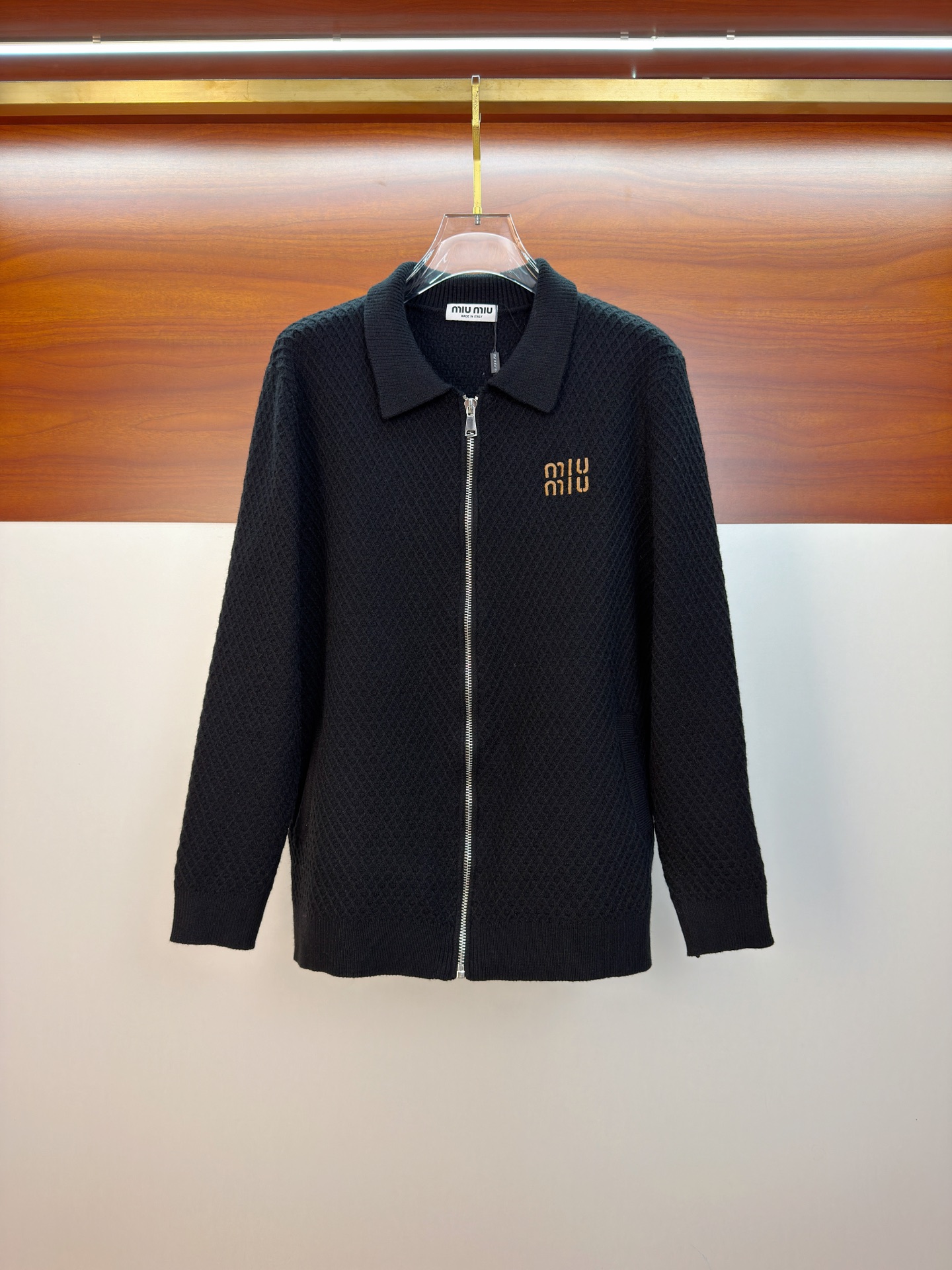 NO:655797,smiumiu's black rhombus wool jacket has a classic baseball collar + zipper design, casual and fashionable! The heart-shaped B letter embroidery on the chest is super exquisite, and the classic three-dimensional war horse embroidery details on the back are full marks. The wool blended fabric is soft and comfortable, just right for autumn and winter ~ loose fit, it is OK with jeans or casual pants, and can be easily managed for commuting and leisure! Color black. White. Size M-3XL (175/140 pounds recommended L),, miumiu,jeans,jackets &  coats,alexander wang19860909smiumiu款黑色菱格羊毛外套经典棒球领+拉链设计,休闲又时髦!胸前心形B字母刺绣超精致,后背经典战马立体刺绣细节满分计.羊毛混纺面料柔软舒适,秋冬穿刚刚好~宽松版型,搭牛仔裤or休闲裤都很OK,通勤休闲都能轻松驾驭!颜色黑色.白色.码数M-3XL（175/140斤建议L）,,miumiu,jeans,jackets & coats,alexander wang,Men's clothing