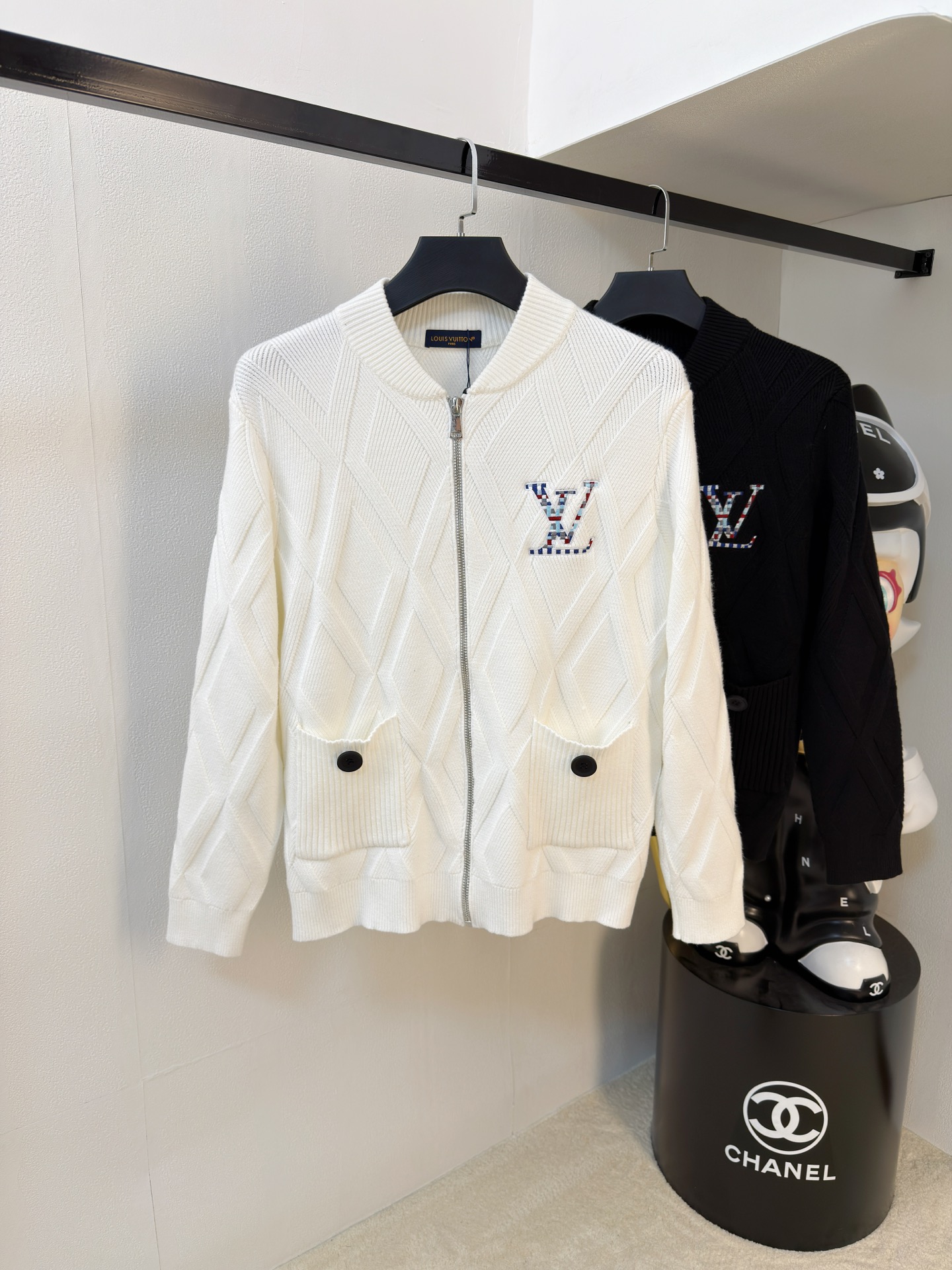 NO:662678,The sLV black rhombus wool jacket has a classic baseball collar + zipper design, casual and fashionable! The heart-shaped B letter embroidery on the chest is super exquisite, and the classic war horse three-dimensional embroidery details on the back are full marks. The wool blended fabric is soft and comfortable, just right for autumn and winter ~ loose fit, it is OK with jeans or casual pants, and can be easily managed for commuting and leisure! Color black. White. Size M-3XL (175/140 pounds recommended L), louis vuitton, jeans, jackets &  coats, 19860909sLV款黑色菱格羊毛外套经典棒球领+拉链设计,休闲又时髦!胸前心形B字母刺绣超精致,后背经典战马立体刺绣细节满分计.羊毛混纺面料柔软舒适,秋冬穿刚刚好~宽松版型,搭牛仔裤or休闲裤都很OK,通勤休闲都能轻松驾驭!颜色黑色.白色.码数M-3XL（175/140斤建议L）,,louis vuitton,jeans,jackets & coats, ,Men's clothing