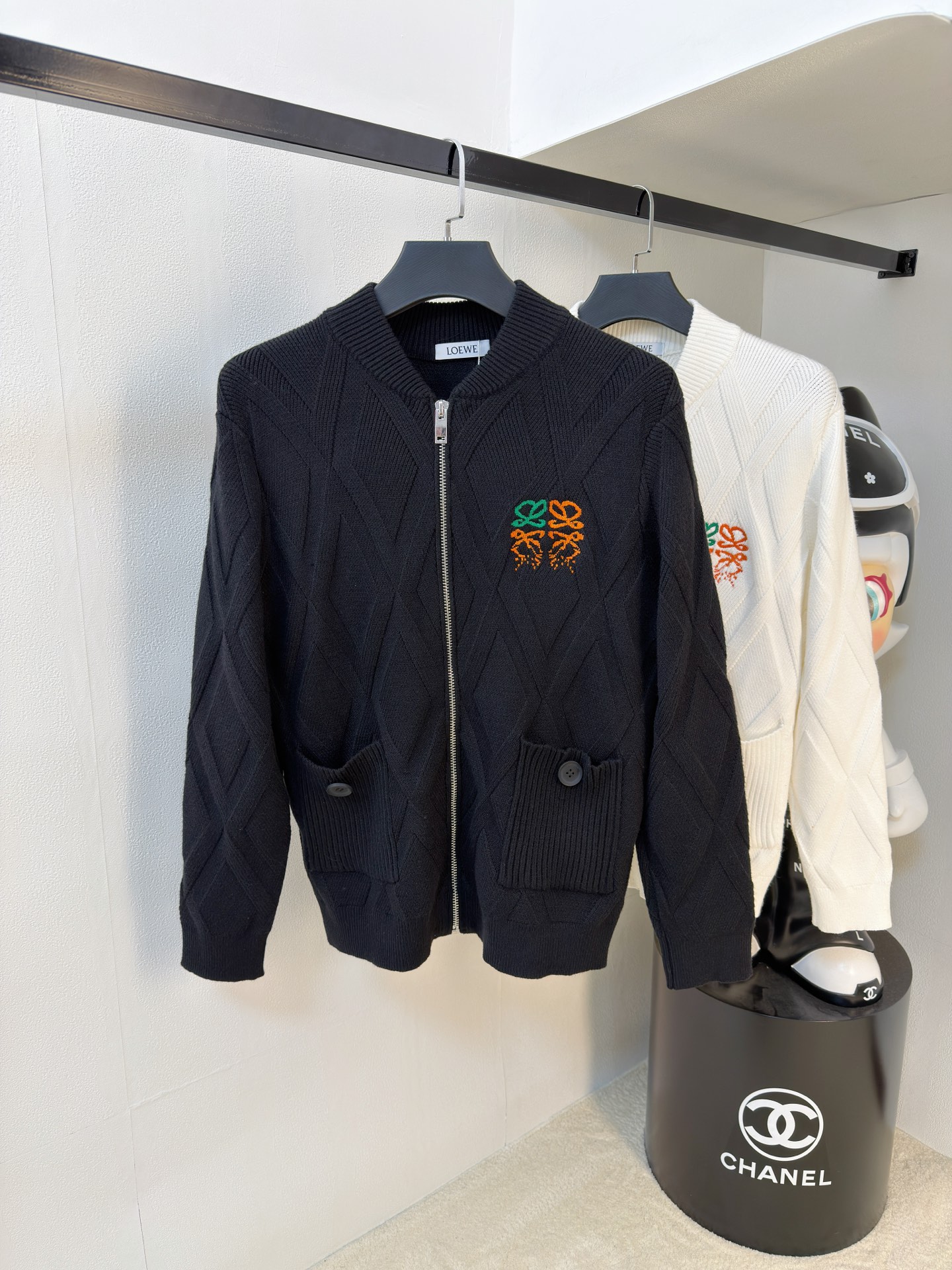 NO:662680,s Loewe's black rhombus wool jacket has a classic baseball collar + zipper design, casual and fashionable! The heart-shaped B letter embroidery on the chest is super exquisite, and the classic war horse three-dimensional embroidery details on the back are full marks. The wool blended fabric is soft and comfortable, just right for autumn and winter ~ loose fit, it is OK with jeans or casual pants, and can be easily managed for commuting and leisure! Color black. White. Size M-3XL (L is recommended for 175/140 pounds), loewe, jeans, jackets &  coats, 19860909s罗意威款黑色菱格羊毛外套经典棒球领+拉链设计,休闲又时髦!胸前心形B字母刺绣超精致,后背经典战马立体刺绣细节满分计.羊毛混纺面料柔软舒适,秋冬穿刚刚好~宽松版型,搭牛仔裤or休闲裤都很OK,通勤休闲都能轻松驾驭!颜色黑色.白色.码数M-3XL（175/140斤建议L）,,loewe,jeans,jackets & coats, ,Men's clothing