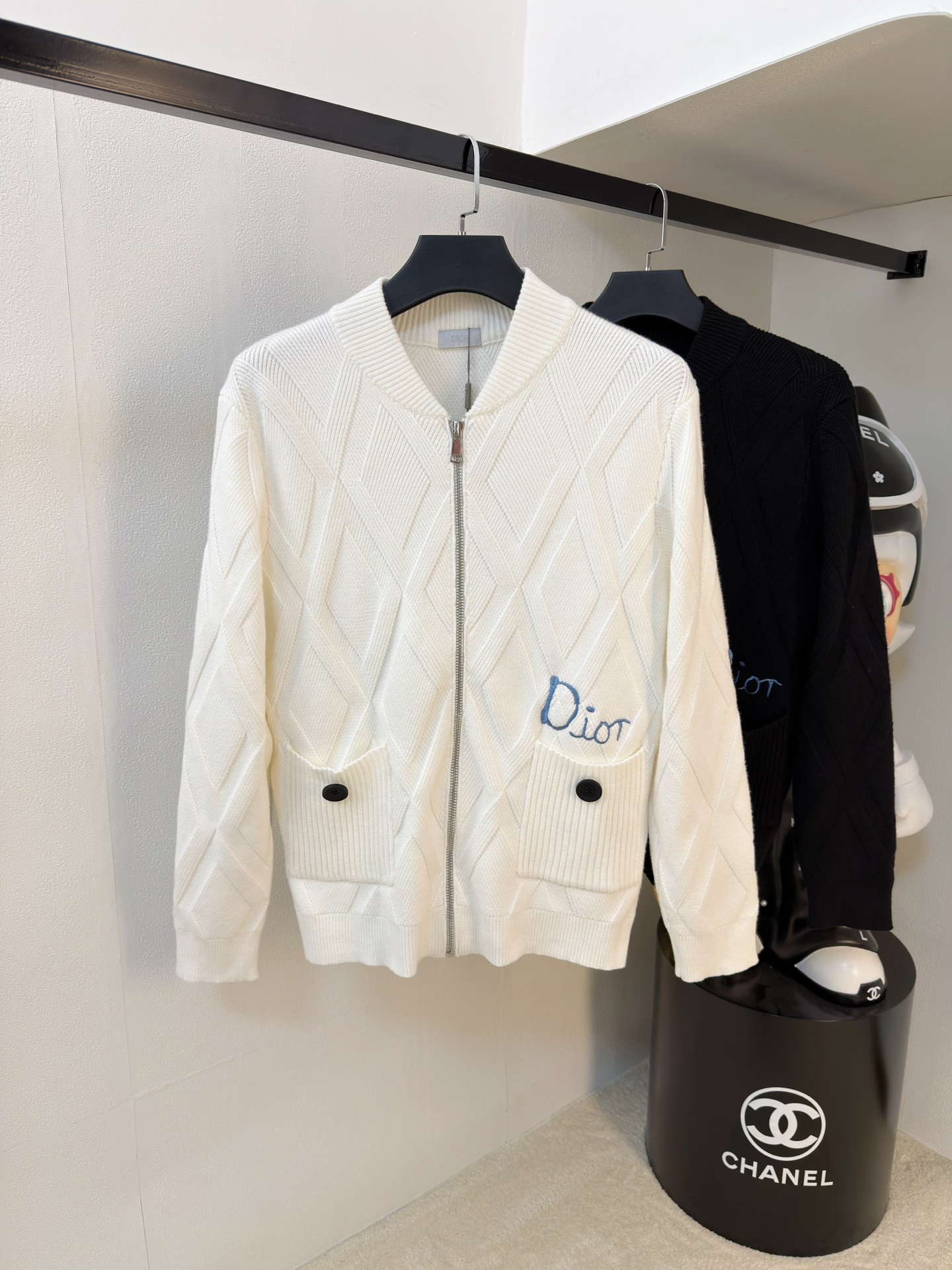 NO:662682,s Dior's black rhombus wool jacket has a classic baseball collar + zipper design, casual and fashionable! The heart-shaped B letter embroidery on the chest is super exquisite, and the classic war horse three-dimensional embroidery details on the back are full marks. The wool blended fabric is soft and comfortable, just right for autumn and winter ~ loose fit, it is OK to wear with jeans or casual pants, and can be easily managed for commuting and leisure! Color black. White. Size M-3XL (175/140 pounds recommended L), dior, jeans, jackets &  coats, 19860909s迪奥款黑色菱格羊毛外套经典棒球领+拉链设计,休闲又时髦!胸前心形B字母刺绣超精致,后背经典战马立体刺绣细节满分计.羊毛混纺面料柔软舒适,秋冬穿刚刚好~宽松版型,搭牛仔裤or休闲裤都很OK,通勤休闲都能轻松驾驭!颜色黑色.白色.码数M-3XL（175/140斤建议L）,,dior,jeans,jackets & coats, ,Men's clothing