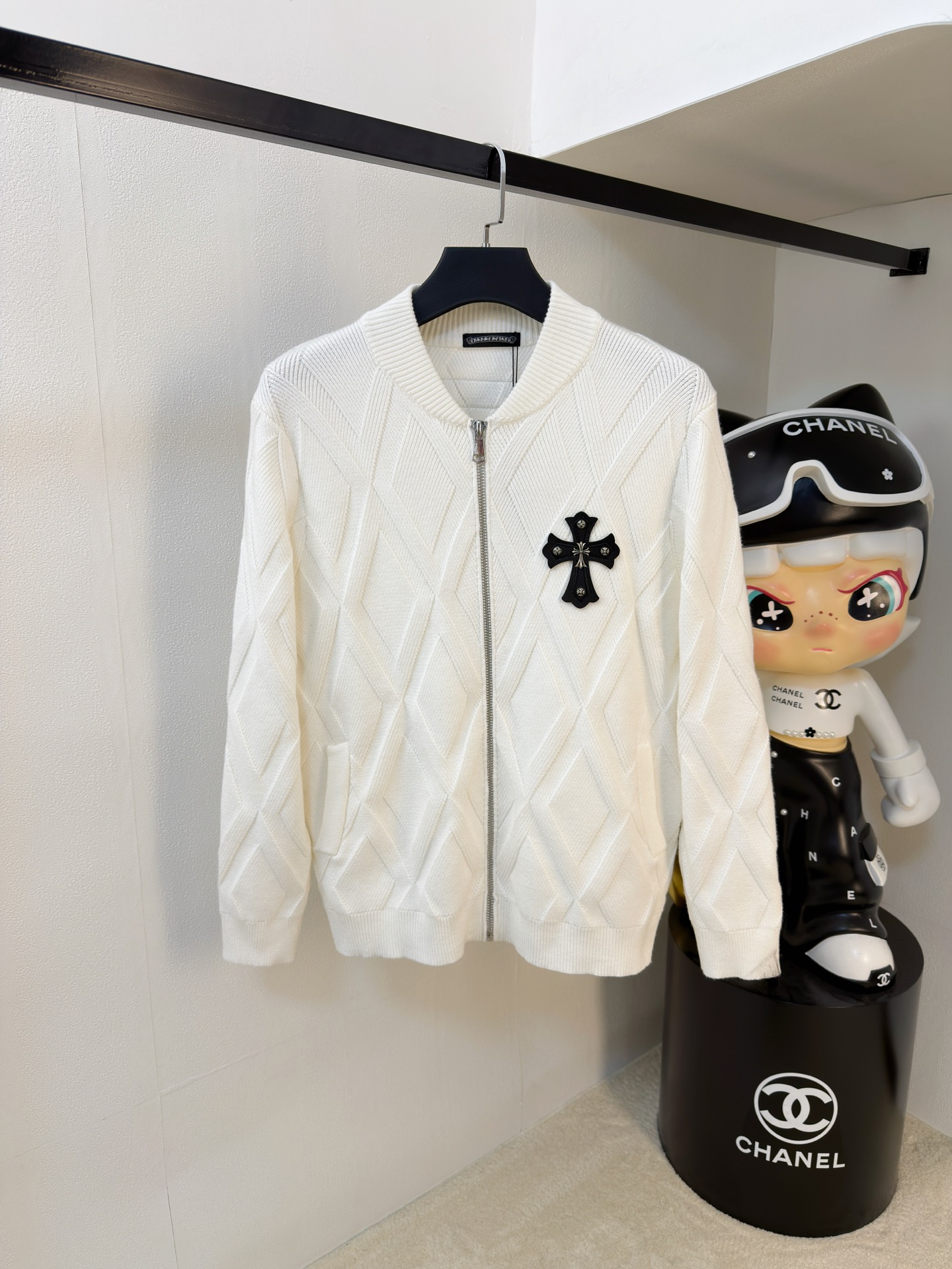 NO:662684,s Chrome heart style black rhombus wool jacket with classic baseball collar + zipper design, casual and fashionable! The heart-shaped B letter embroidery on the chest is super exquisite, and the classic war horse three-dimensional embroidery details on the back are full marks. The wool blended fabric is soft and comfortable, just right for autumn and winter ~ loose fit, it is OK to wear with jeans or casual pants, and can be easily managed for commuting and leisure! Color black. White. Size M-3XL (175/140 pounds recommended L), chrome hearts, jeans, jackets &  coats, 19860909s克罗心款黑色菱格羊毛外套经典棒球领+拉链设计,休闲又时髦!胸前心形B字母刺绣超精致,后背经典战马立体刺绣细节满分计.羊毛混纺面料柔软舒适,秋冬穿刚刚好~宽松版型,搭牛仔裤or休闲裤都很OK,通勤休闲都能轻松驾驭!颜色黑色.白色.码数M-3XL（175/140斤建议L）,,chrome hearts,jeans,jackets & coats, ,Men's clothing