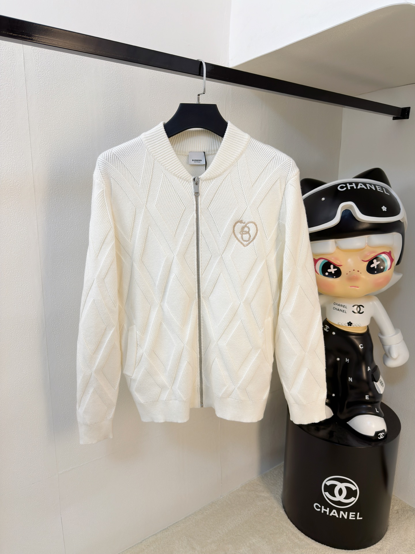 NO:662685,s Burberry's black rhombus wool jacket has a classic baseball collar + zipper design, casual and fashionable! The heart-shaped B letter embroidery on the chest is super exquisite, and the classic war horse three-dimensional embroidery details on the back are full marks. The wool blended fabric is soft and comfortable, just right for autumn and winter ~ loose fit, it is OK with jeans or casual pants, and can be easily managed for commuting and leisure! Color black. White. Size M-3XL (L is recommended for 175/140 pounds), burberry, jeans, jackets &  coats, 19860909s巴宝莉款黑色菱格羊毛外套经典棒球领+拉链设计,休闲又时髦!胸前心形B字母刺绣超精致,后背经典战马立体刺绣细节满分计.羊毛混纺面料柔软舒适,秋冬穿刚刚好~宽松版型,搭牛仔裤or休闲裤都很OK,通勤休闲都能轻松驾驭!颜色黑色.白色.码数M-3XL（175/140斤建议L）,,burberry,jeans,jackets & coats, ,Men's clothing