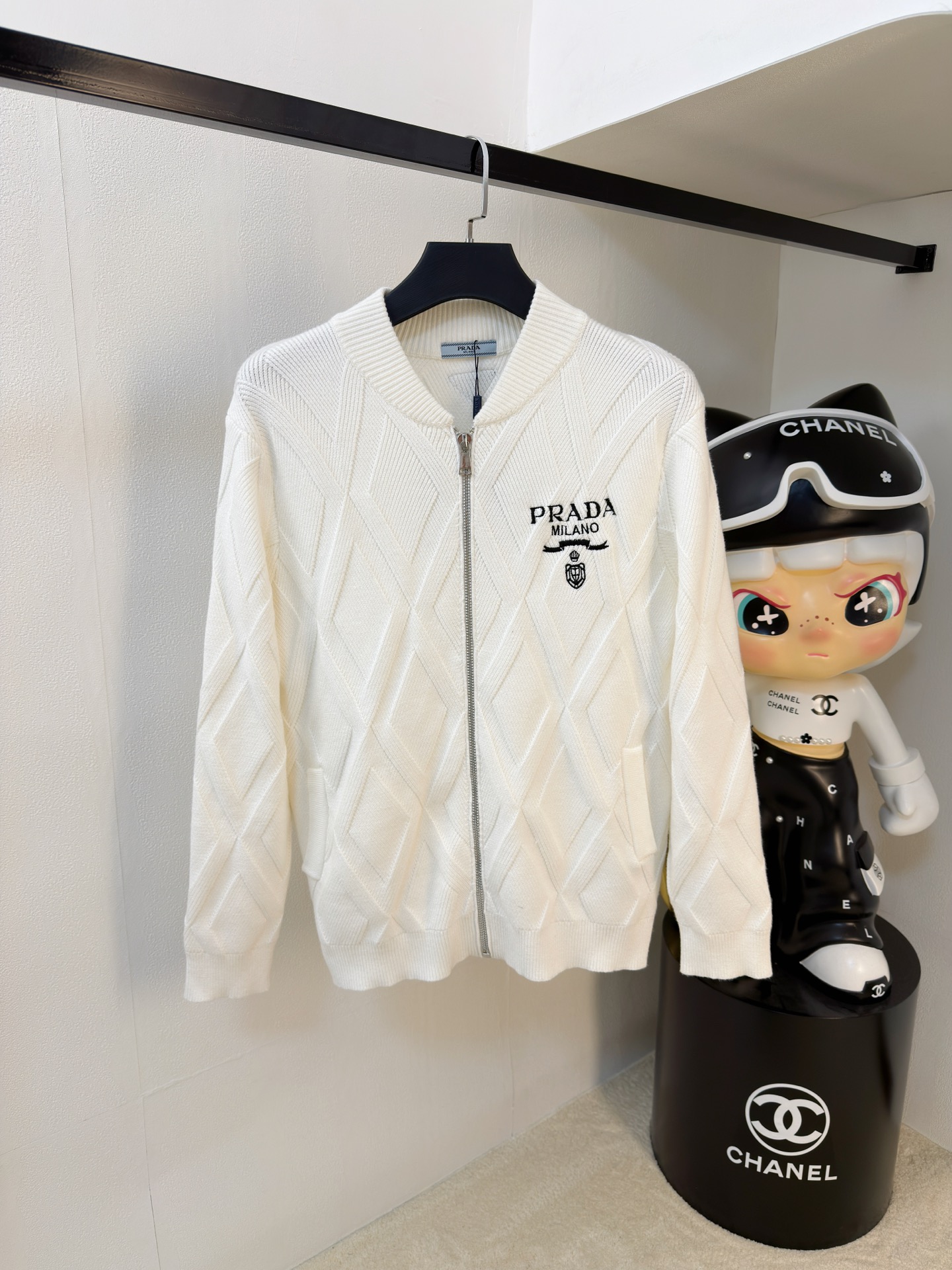 NO:662687,s Prada's black rhombus wool jacket has a classic baseball collar + zipper design, casual and fashionable! The heart-shaped B letter embroidery on the chest is super exquisite, and the classic war horse three-dimensional embroidery details on the back are full marks. The wool blended fabric is soft and comfortable, just right for autumn and winter ~ loose fit, it is OK to wear with jeans or casual pants, and can be easily managed for commuting and leisure! Color black. White. Size M-3XL (L is recommended for 175/140 pounds), prada, jeans, jackets &  coats, 19860909s普拉达款黑色菱格羊毛外套经典棒球领+拉链设计,休闲又时髦!胸前心形B字母刺绣超精致,后背经典战马立体刺绣细节满分计.羊毛混纺面料柔软舒适,秋冬穿刚刚好~宽松版型,搭牛仔裤or休闲裤都很OK,通勤休闲都能轻松驾驭!颜色黑色.白色.码数M-3XL（175/140斤建议L）,,prada,jeans,jackets & coats, ,Men's clothing