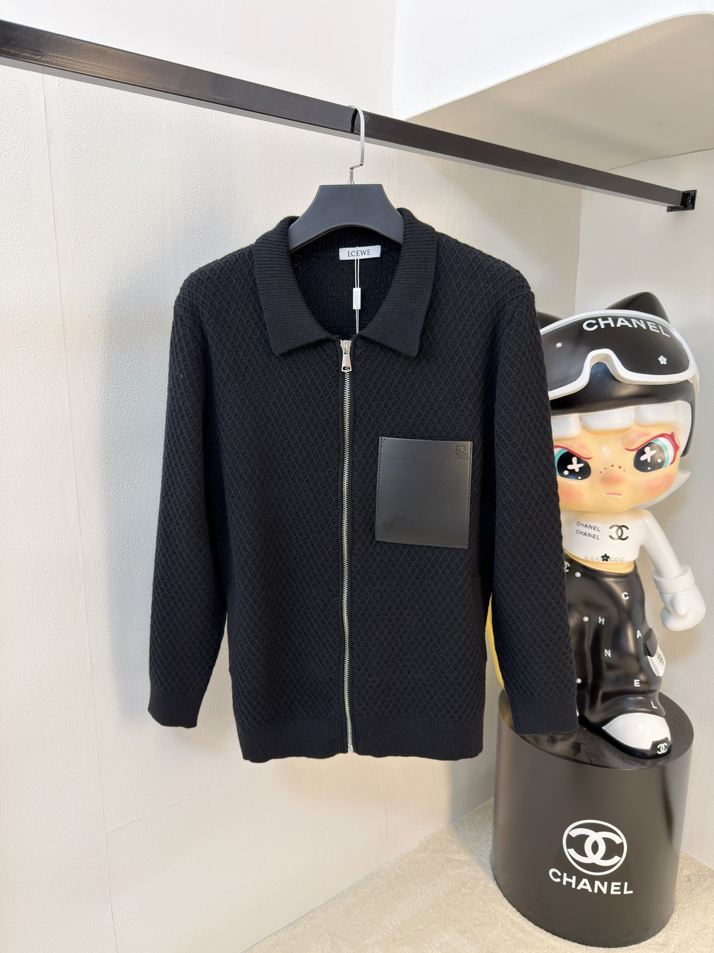 NO:662689,s Loewe's black rhombus wool jacket has a classic baseball collar + zipper design, casual and fashionable! The heart-shaped B letter embroidery on the chest is super exquisite, and the classic war horse three-dimensional embroidery details on the back are full marks. The wool blended fabric is soft and comfortable, just right for autumn and winter ~ loose fit, it is OK with jeans or casual pants, and can be easily managed for commuting and leisure! Color black. White. Size M-3XL (L is recommended for 175/140 pounds), loewe, jeans, jackets &  coats, 19860909s罗意威款黑色菱格羊毛外套经典棒球领+拉链设计,休闲又时髦!胸前心形B字母刺绣超精致,后背经典战马立体刺绣细节满分计.羊毛混纺面料柔软舒适,秋冬穿刚刚好~宽松版型,搭牛仔裤or休闲裤都很OK,通勤休闲都能轻松驾驭!颜色黑色.白色.码数M-3XL（175/140斤建议L）,,loewe,jeans,jackets & coats, ,Men's clothing