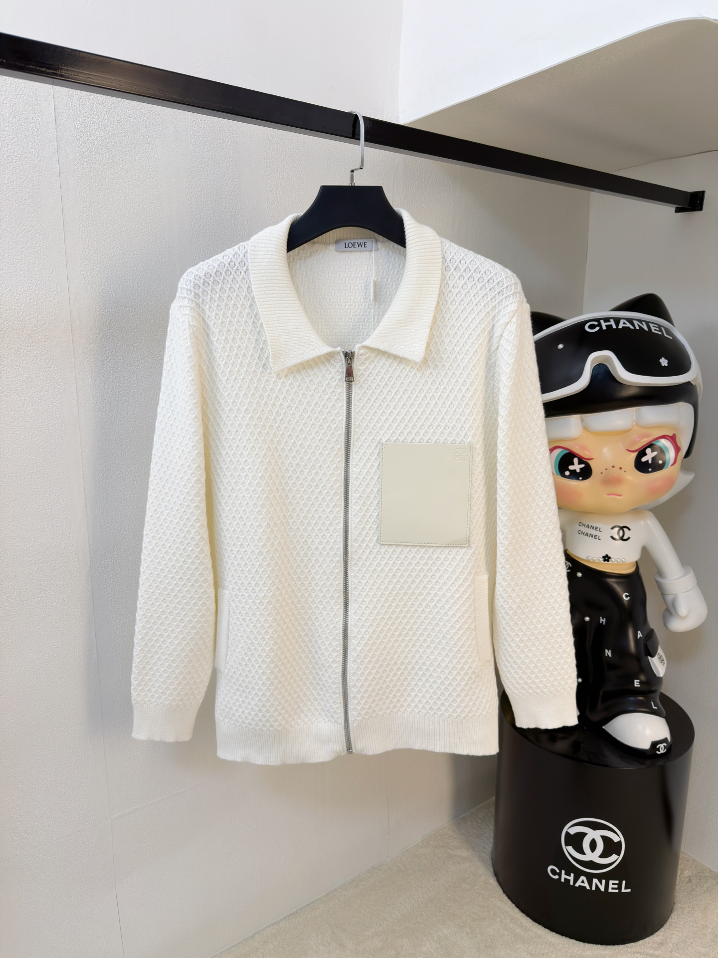 NO:662063,s Loewe's black rhombus wool jacket has a classic baseball collar + zipper design, casual and fashionable! The heart-shaped B letter embroidery on the chest is super exquisite, and the classic war horse three-dimensional embroidery details on the back are full marks. The wool blended fabric is soft and comfortable, just right for autumn and winter ~ loose fit, it is OK with jeans or casual pants, and can be easily managed for commuting and leisure! Color black. White. Size M-3XL (L is recommended for 175/140 pounds), loewe, jeans, jackets &  coats, 19860909s罗意威款黑色菱格羊毛外套经典棒球领+拉链设计,休闲又时髦!胸前心形B字母刺绣超精致,后背经典战马立体刺绣细节满分计.羊毛混纺面料柔软舒适,秋冬穿刚刚好~宽松版型,搭牛仔裤or休闲裤都很OK,通勤休闲都能轻松驾驭!颜色黑色.白色.码数M-3XL（175/140斤建议L）,,loewe,jeans,jackets & coats, ,Men's clothing