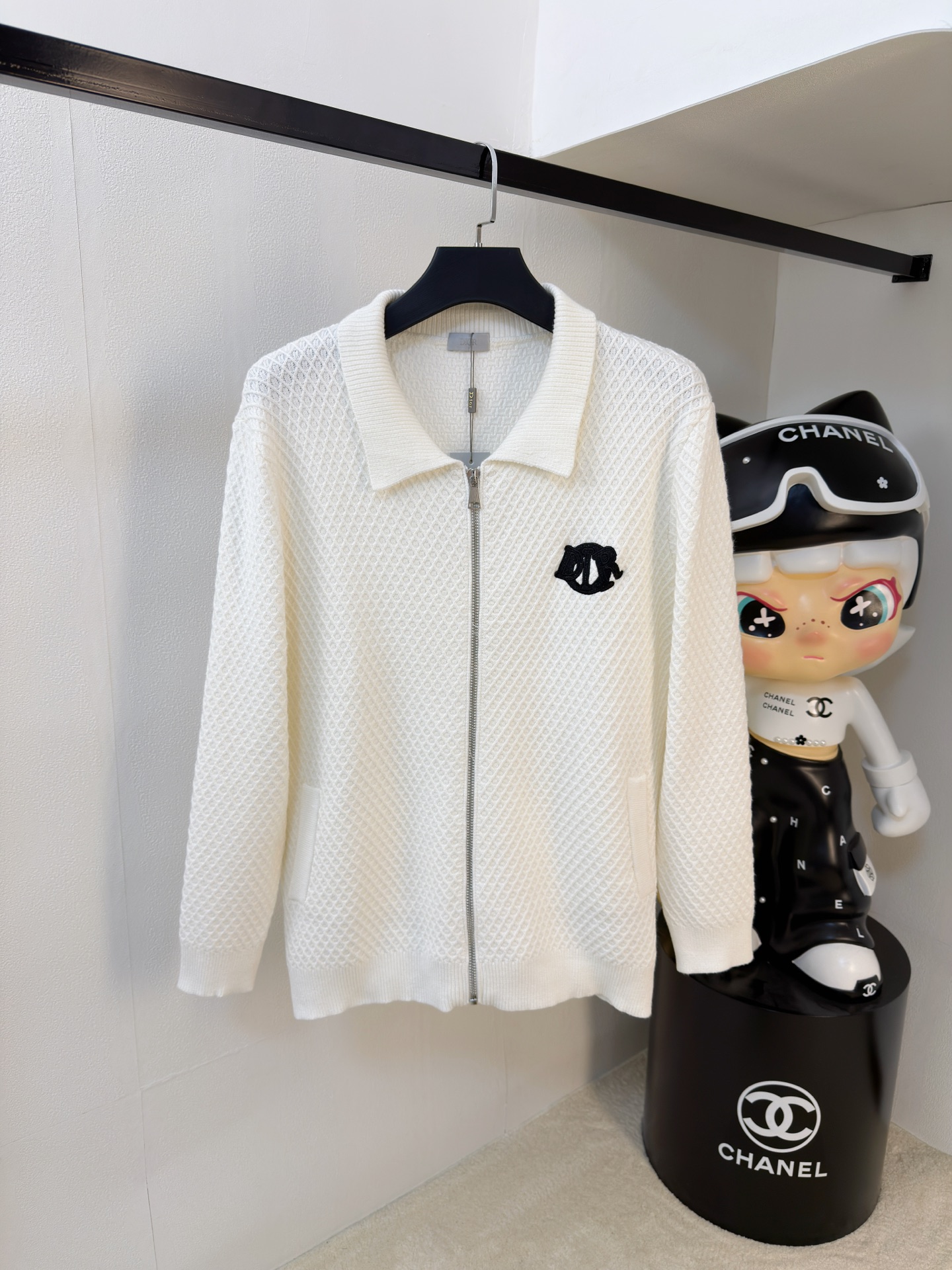 NO:662067,s Dior's black rhombus wool jacket has a classic baseball collar + zipper design, casual and fashionable! The heart-shaped B letter embroidery on the chest is super exquisite, and the classic war horse three-dimensional embroidery details on the back are full marks. The wool blended fabric is soft and comfortable, just right for autumn and winter ~ loose fit, it is OK to wear with jeans or casual pants, and can be easily managed for commuting and leisure! Color black. White. Size M-3XL (175/140 pounds recommended L), dior, jeans, jackets &  coats, 19860909s迪奥款黑色菱格羊毛外套经典棒球领+拉链设计,休闲又时髦!胸前心形B字母刺绣超精致,后背经典战马立体刺绣细节满分计.羊毛混纺面料柔软舒适,秋冬穿刚刚好~宽松版型,搭牛仔裤or休闲裤都很OK,通勤休闲都能轻松驾驭!颜色黑色.白色.码数M-3XL（175/140斤建议L）,,dior,jeans,jackets & coats, ,Men's clothing