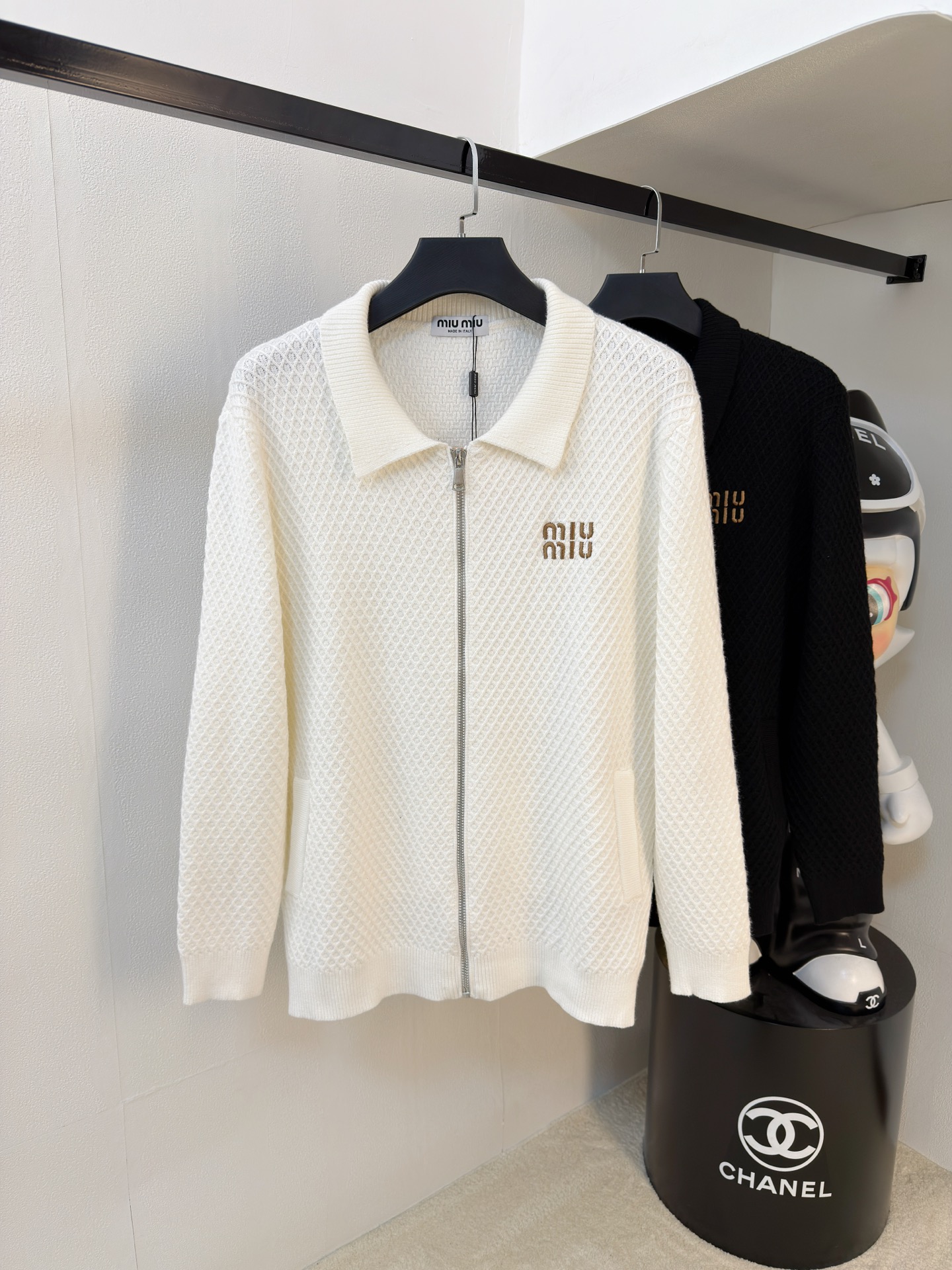 NO:662064,smiumiu's black rhombus wool jacket has a classic baseball collar + zipper design, casual and fashionable! The heart-shaped B letter embroidery on the chest is super exquisite, and the classic three-dimensional war horse embroidery details on the back are full marks. The wool blended fabric is soft and comfortable, just right for autumn and winter ~ loose fit, it is OK with jeans or casual pants, and can be easily managed for commuting and leisure! Color black. White. Size M-3XL (175/140 pounds recommended L),, miumiu,jeans,jackets &  coats, 19860909smiumiu款黑色菱格羊毛外套经典棒球领+拉链设计,休闲又时髦!胸前心形B字母刺绣超精致,后背经典战马立体刺绣细节满分计.羊毛混纺面料柔软舒适,秋冬穿刚刚好~宽松版型,搭牛仔裤or休闲裤都很OK,通勤休闲都能轻松驾驭!颜色黑色.白色.码数M-3XL（175/140斤建议L）,,miumiu,jeans,jackets & coats, ,Men's clothing