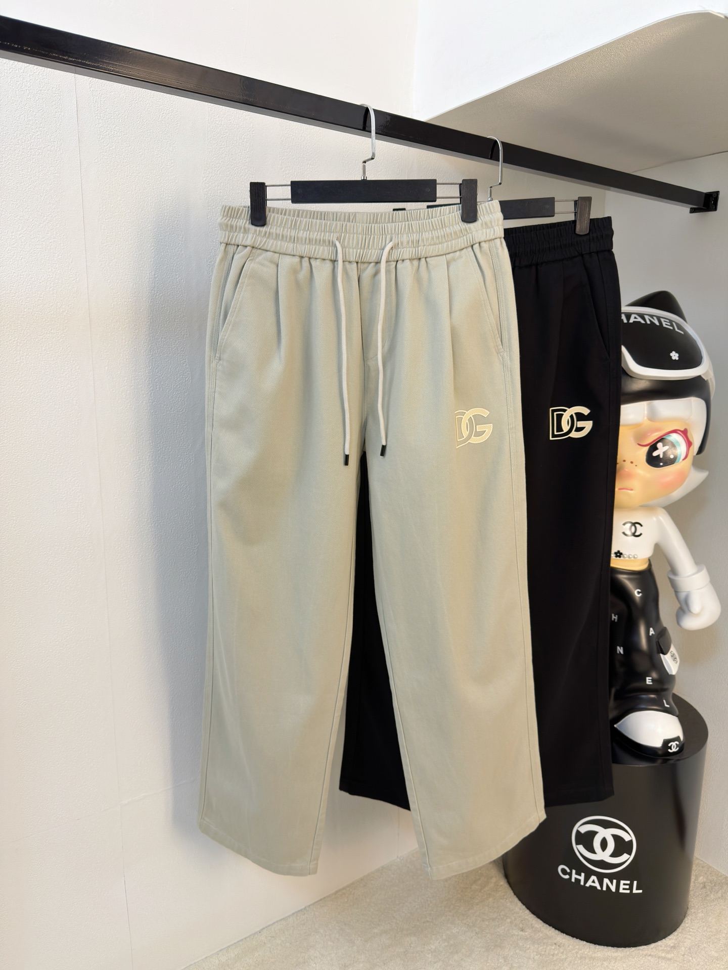 NO:682716,Dolce & Gabbana 2025 autumn and winter [new product] new overalls and casual pants!  Iconic brand logos are embroidered on the body, and customized brand-engraved hardware accessories are provided to highlight the brand style. Imported fabrics are carefully made, soft, comfortable and breathable, fashionable and casual items, versatile and good-looking. Sizes: M-3XL,, Dolce&Gabbana,19860909杜嘉班纳2025秋冬【新品】新款工装裤休闲裤！身上刺绣标志性品牌标识,客供定制品牌刻印五金配件,彰显品牌格调,进口面料精心打造,柔软舒适透气,时尚休闲单品,百搭好看.尺码:M-3XL,,Dolce&Gabbana,,Men's clothing