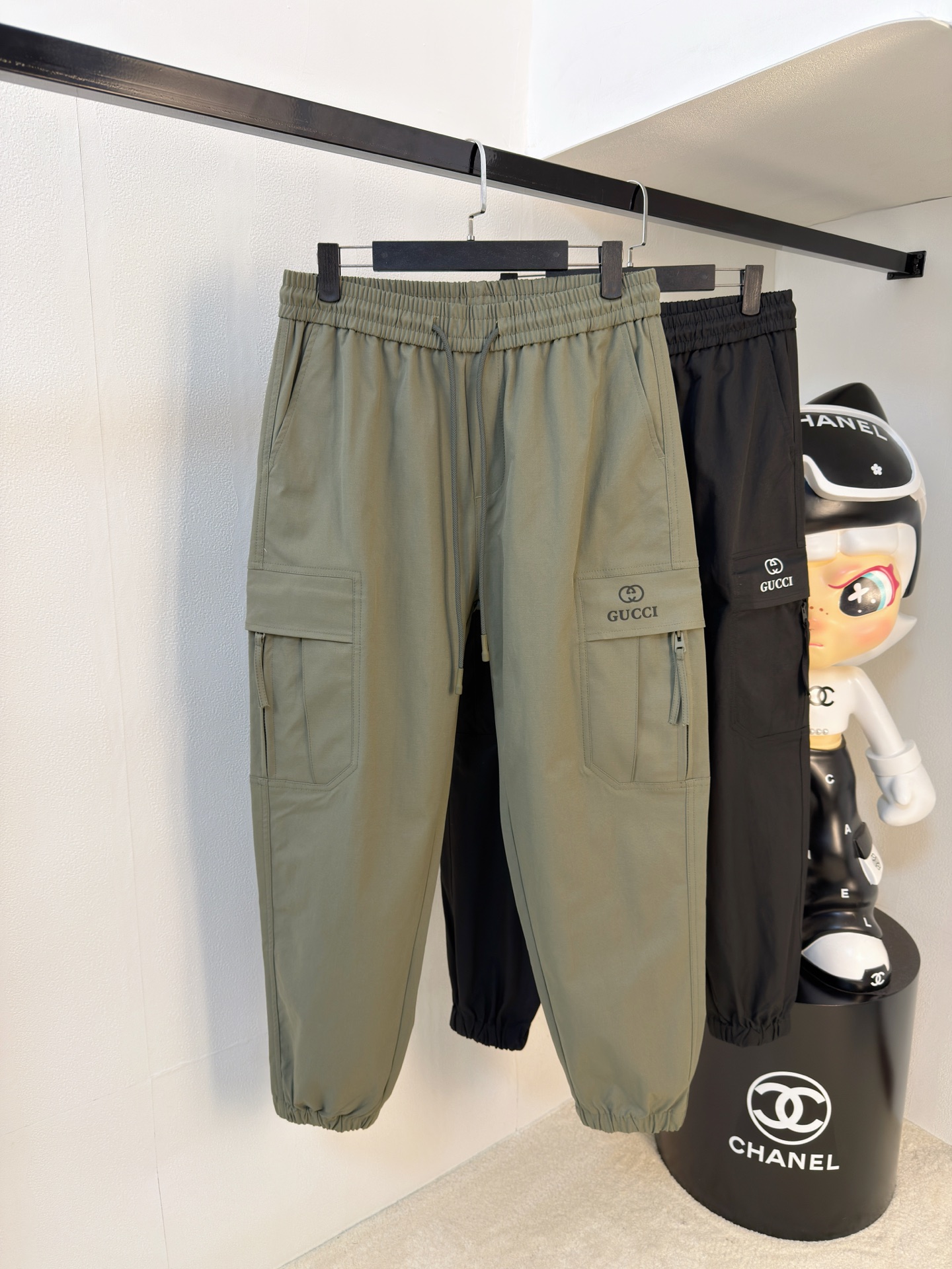 NO:682678,Gucci 2025 autumn and winter [new product] new overalls and casual pants!  Iconic brand logos are embroidered on the body, and customized brand-engraved hardware accessories are provided to highlight the brand style. Imported fabrics are carefully made, soft, comfortable and breathable, fashionable and casual items, versatile and good-looking. Sizes: M-3XL,, gucci,19860909古驰2025秋冬【新品】新款工装裤休闲裤！身上刺绣标志性品牌标识,客供定制品牌刻印五金配件,彰显品牌格调,进口面料精心打造,柔软舒适透气,时尚休闲单品,百搭好看.尺码:M-3XL,,gucci,,Men's clothing