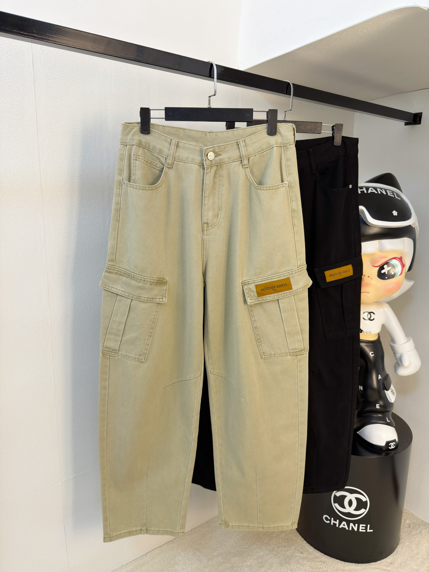 NO:682687,LV 2025 autumn and winter [new product] new overalls and casual pants!  Iconic brand logos are embroidered on the body, and custom-made brand-engraved hardware accessories are provided to highlight the brand style. Imported fabrics are carefully made, soft, comfortable and breathable, fashionable and casual items, versatile and good-looking. Sizes: M-3XL, Louis Vuitton,19860909LV 2025秋冬【新品】新款工装裤休闲裤！身上刺绣标志性品牌标识,客供定制品牌刻印五金配件,彰显品牌格调,进口面料精心打造,柔软舒适透气,时尚休闲单品,百搭好看.尺码:M-3XL,,louis vuitton,,Men's clothing