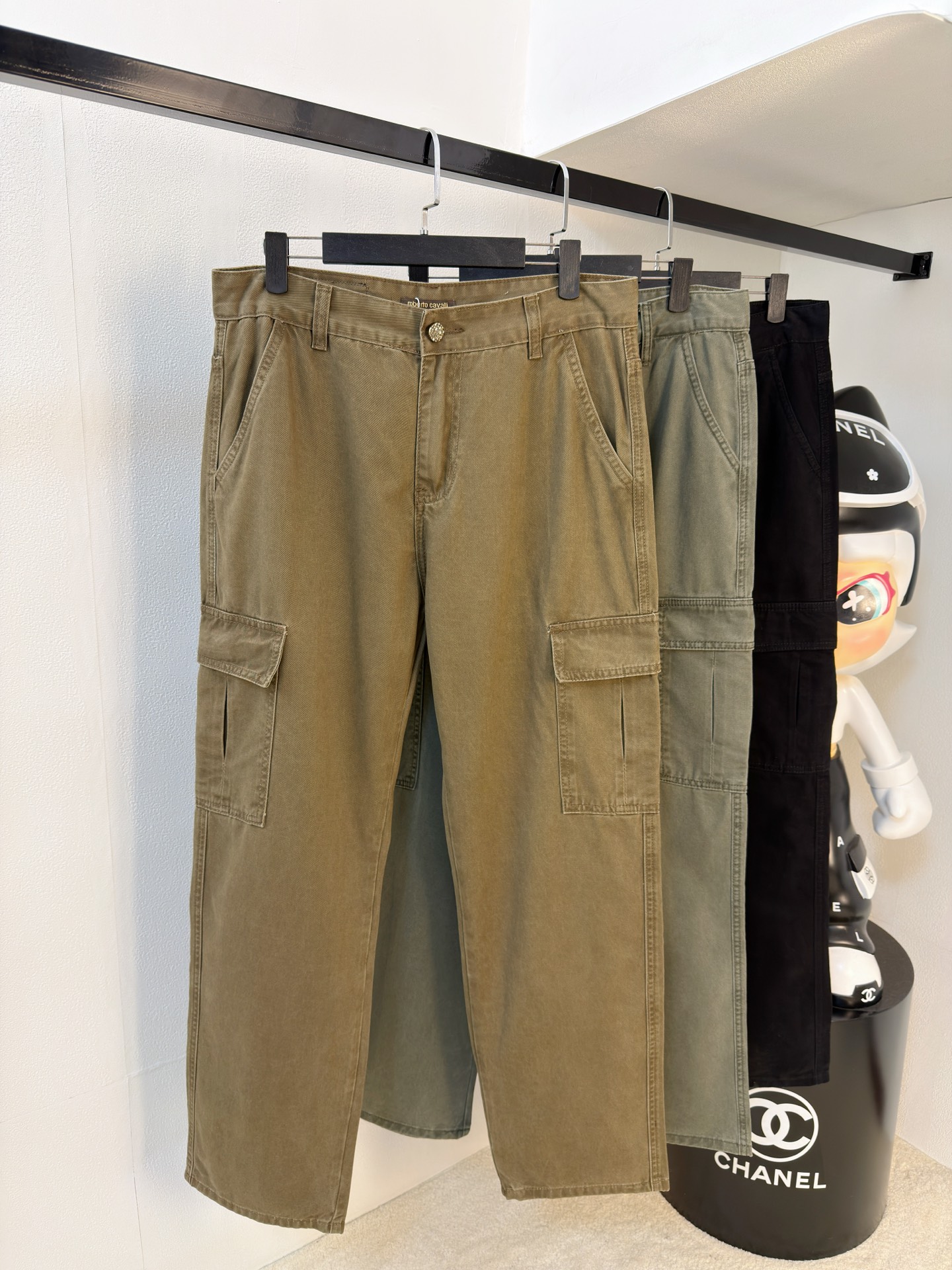 NO:682691,Trendy brand 2025 autumn and winter [new product] new overalls and casual pants!  Iconic brand logos are embroidered on the body, and customized brand-engraved hardware accessories are provided to highlight the brand style. Imported fabrics are carefully made, soft, comfortable and breathable, fashionable and casual items, versatile and good-looking. Size: M-3XL,,19860909潮牌2025秋冬【新品】新款工装裤休闲裤！身上刺绣标志性品牌标识,客供定制品牌刻印五金配件,彰显品牌格调,进口面料精心打造,柔软舒适透气,时尚休闲单品,百搭好看.尺码:M-3XL,,,Men's clothing