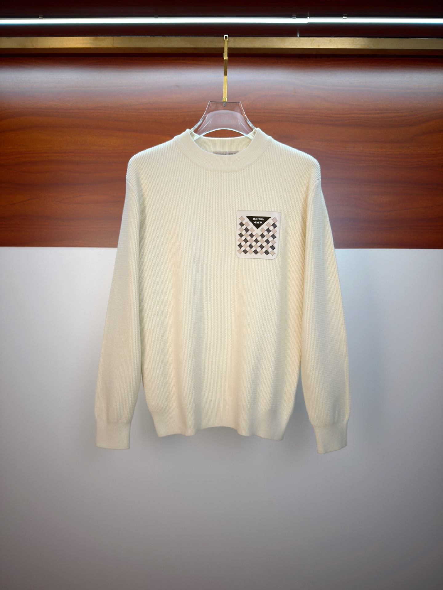 P275💰 【支持年后退换】 BV25SS【新品】最新最顶级版本精美工艺连帽卫衣，最顶级的品质专柜原单套头衫，顶级制作工艺进口面料，专柜品质重工刺绣设计，采用进口高端订制面料，进口丝线手感一流！男女同款官网在售！三标齐全 码数：M-3XL BV 25ss秋冬【新品】毛衣专供狠货，进口原版科技羊毛精纺！精细针织一体，色彩混织纯手工技艺呈现 档次极高，凸显衣着品味与奢华 工艺精湛！定制原版工艺螺纹上身帅到爆，代购级别专柜男女同款 码数：M-3Xl