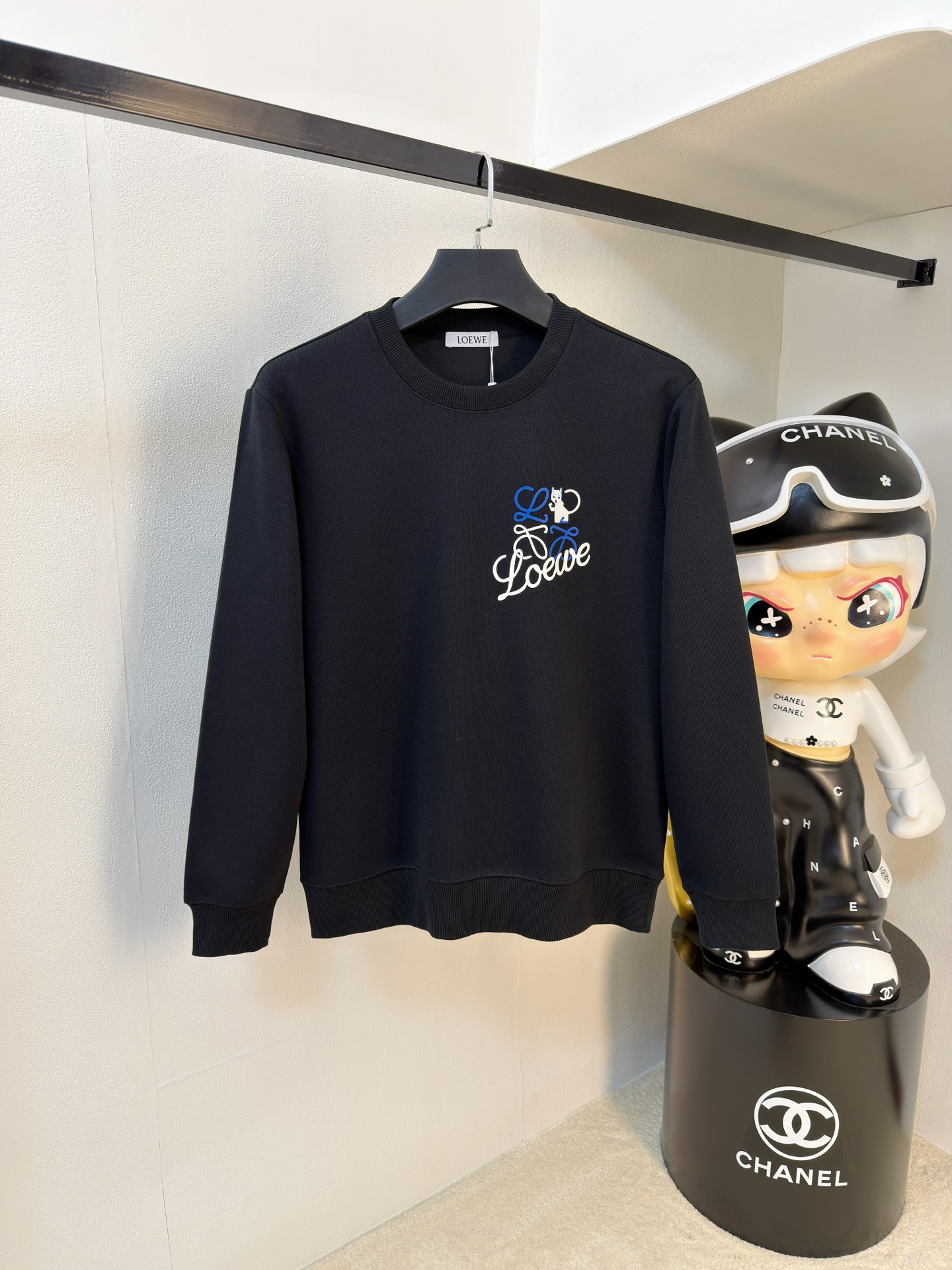 NO:692367,Loewe 25SS [New Product] The latest and top version of exquisitely crafted round-neck sweatshirt, top quality counter original pullover, top quality imported fabrics, counter quality heavy embroidery design, imported high-end custom fabrics, imported silk threads with first-class feel!  The same styles for men and women are on sale on the official website!  Three complete standards, size M-3XL, loewe, hoodie, sweatshirts,19860909罗意威25SS【新品】最新最顶级版本精美工艺圆领卫衣,最顶级的品质专柜原单套头衫,顶级制作工艺进口面料,专柜品质重工刺绣设计,采用进口高端订制面料,进口丝线手感一流！男女同款官网在售！三标齐全 码数M-3XL,,loewe,hoodie,sweatshirts,,Men's clothing