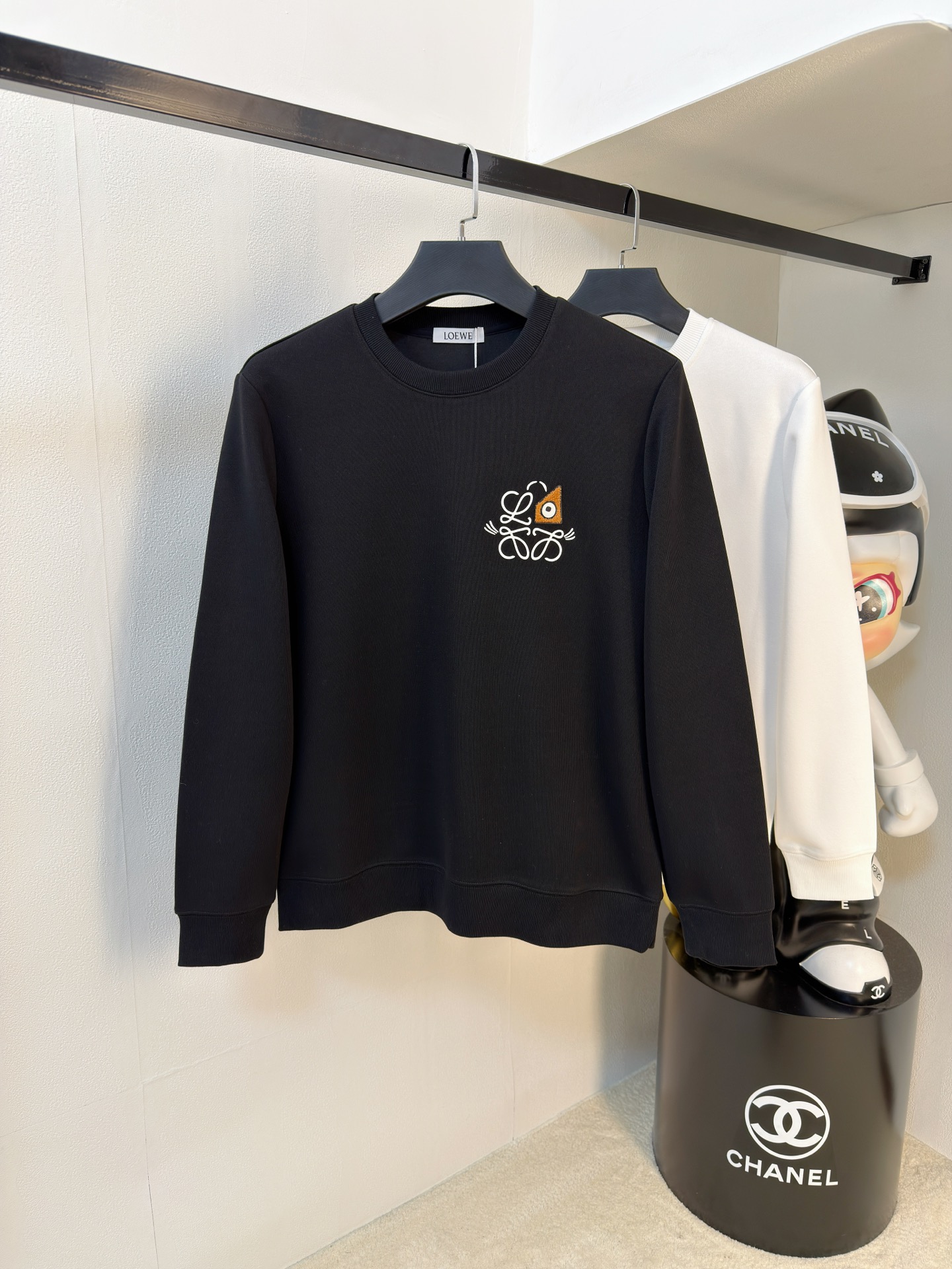 NO:692329,Loewe 25SS [New Product] The latest and top version of exquisitely crafted round-neck sweatshirt, top quality counter original pullover, top quality imported fabrics, counter quality heavy embroidery design, imported high-end custom fabrics, imported silk threads with first-class feel!  The same styles for men and women are on sale on the official website!  Three complete standards, size M-3XL, loewe, hoodie, sweatshirts,19860909罗意威25SS【新品】最新最顶级版本精美工艺圆领卫衣,最顶级的品质专柜原单套头衫,顶级制作工艺进口面料,专柜品质重工刺绣设计,采用进口高端订制面料,进口丝线手感一流！男女同款官网在售！三标齐全 码数M-3XL,,loewe,hoodie,sweatshirts,,Men's clothing