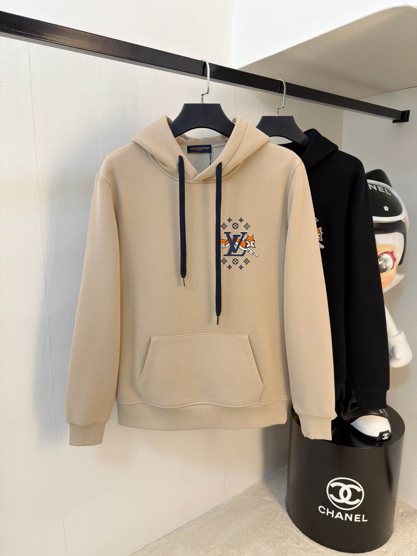 NO:692333,LV 25SS [New product] The latest and top version of exquisitely crafted hooded sweatshirt, top quality counter original pullover, top quality imported fabrics, counter quality heavy embroidery design, imported high-end custom fabrics, imported silk threads with first-class feel!  The same styles for men and women are on sale on the official website!  Complete three labels, size M-3XL, Louis Vuitton, hoodie, sweatshirts, hats,19860909LV 25SS【新品】最新最顶级版本精美工艺连帽卫衣,最顶级的品质专柜原单套头衫,顶级制作工艺进口面料,专柜品质重工刺绣设计,采用进口高端订制面料,进口丝线手感一流！男女同款官网在售！三标齐全 码数M-3XL,,louis vuitton,hoodie,sweatshirts,hats,,Men's clothing