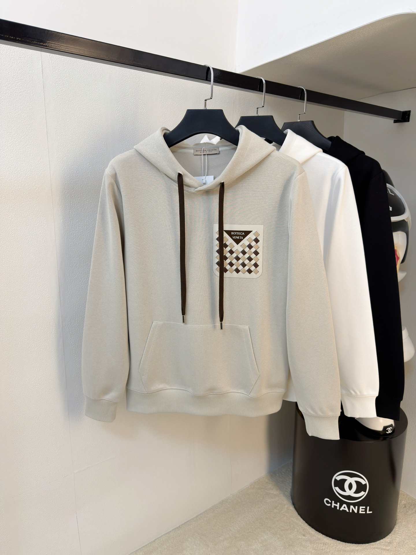 NO:692338,BV 25SS [New product] The latest and top version of exquisitely crafted hooded sweatshirt, top quality counter original pullover, top quality imported fabrics, counter quality heavy embroidery design, imported high-end custom fabrics, imported silk threads with first-class feel!  The same styles for men and women are on sale on the official website!  Three complete standards, size M-3XL,,bottega veneta,hoodie,sweatshirts,hats,19860909BV 25SS【新品】最新最顶级版本精美工艺连帽卫衣,最顶级的品质专柜原单套头衫,顶级制作工艺进口面料,专柜品质重工刺绣设计,采用进口高端订制面料,进口丝线手感一流！男女同款官网在售！三标齐全 码数M-3XL,,bottega veneta,hoodie,sweatshirts,hats,,Men's clothing