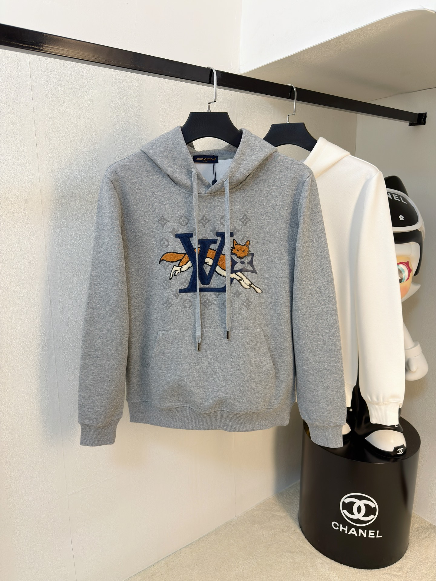 NO:692343,LV 25SS [New product] The latest and top version of exquisitely crafted hooded sweatshirt, top quality counter original pullover, top quality imported fabrics, counter quality heavy embroidery design, imported high-end custom fabrics, imported silk threads with first-class feel!  The same styles for men and women are on sale on the official website!  Complete three labels, size M-3XL, Louis Vuitton, hoodie, sweatshirts, hats,19860909LV 25SS【新品】最新最顶级版本精美工艺连帽卫衣,最顶级的品质专柜原单套头衫,顶级制作工艺进口面料,专柜品质重工刺绣设计,采用进口高端订制面料,进口丝线手感一流！男女同款官网在售！三标齐全 码数M-3XL,,louis vuitton,hoodie,sweatshirts,hats,,Men's clothing