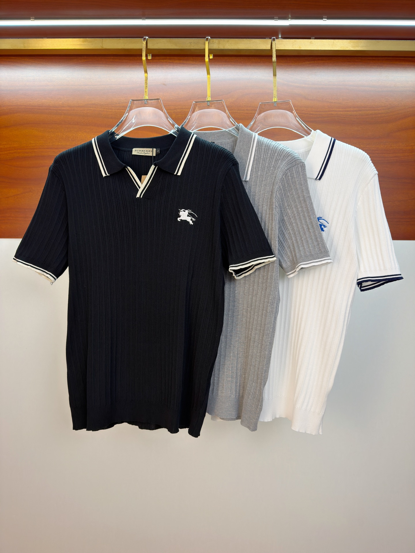 P巴宝莉2026春夏新款男士顶级针织短袖T恤，品牌最新设计元素！既不单调也不复杂,恰到好处的展现品味！客